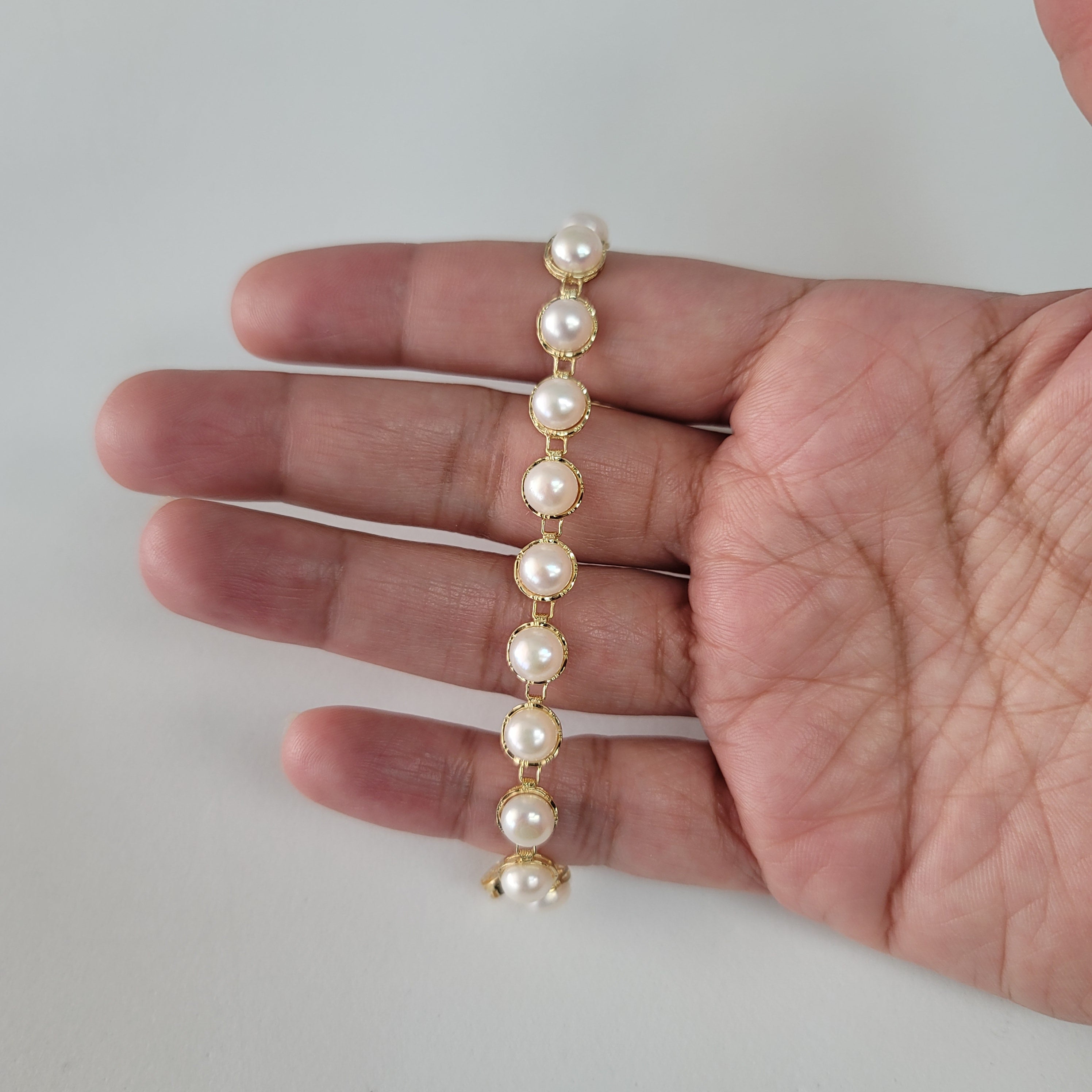 Pulsera de perlas de 6 mm con adorno dorado Oro amarillo de 14 k