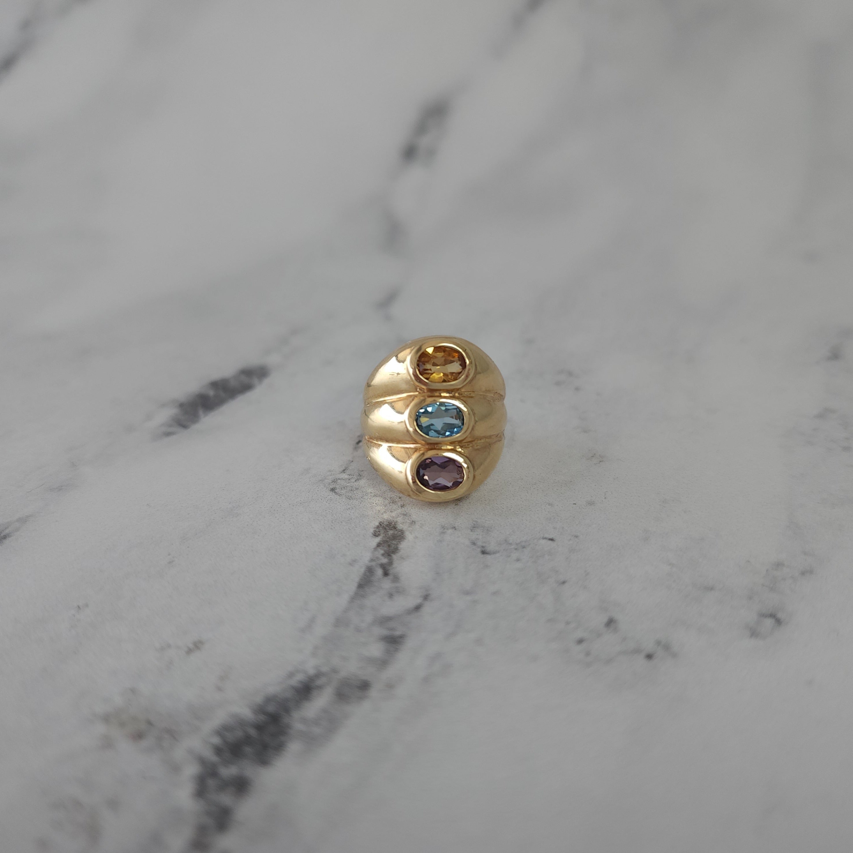 Anillo de amatista, citrino y topacio azul en oro amarillo de 14 k