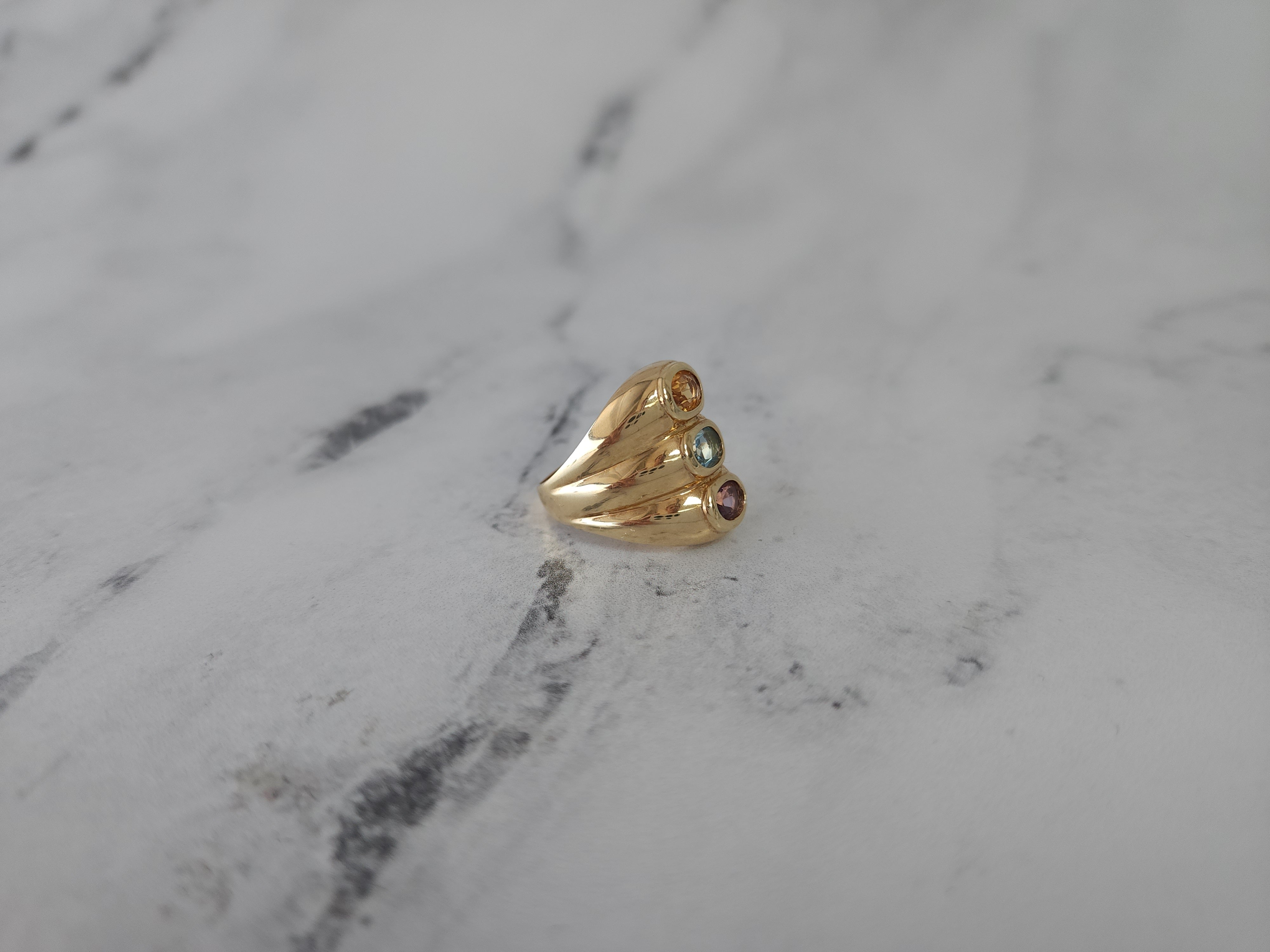Anillo de amatista, citrino y topacio azul en oro amarillo de 14 k