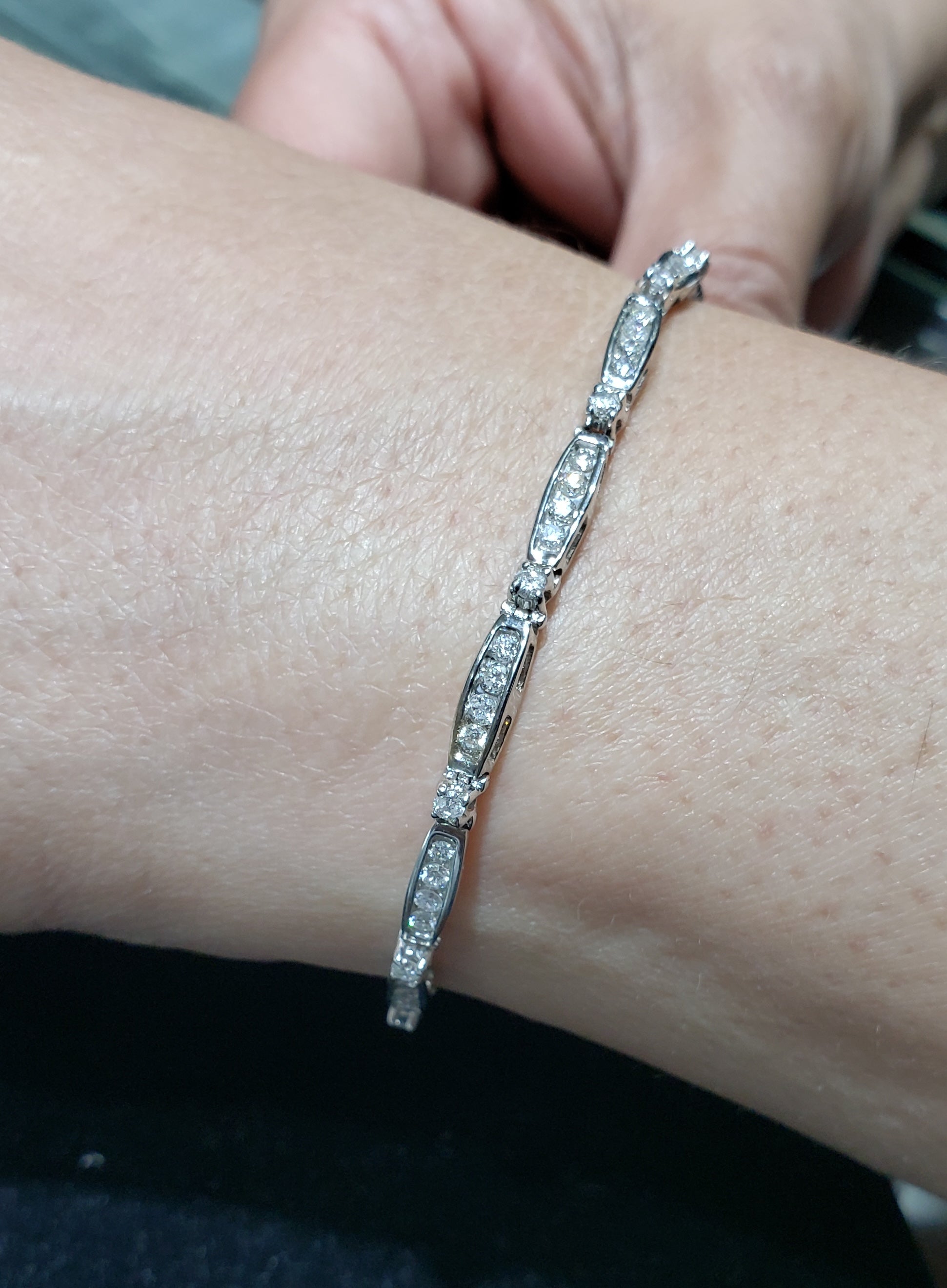 Pulsera de tenis con diamantes engastados en canal de 2 quilates