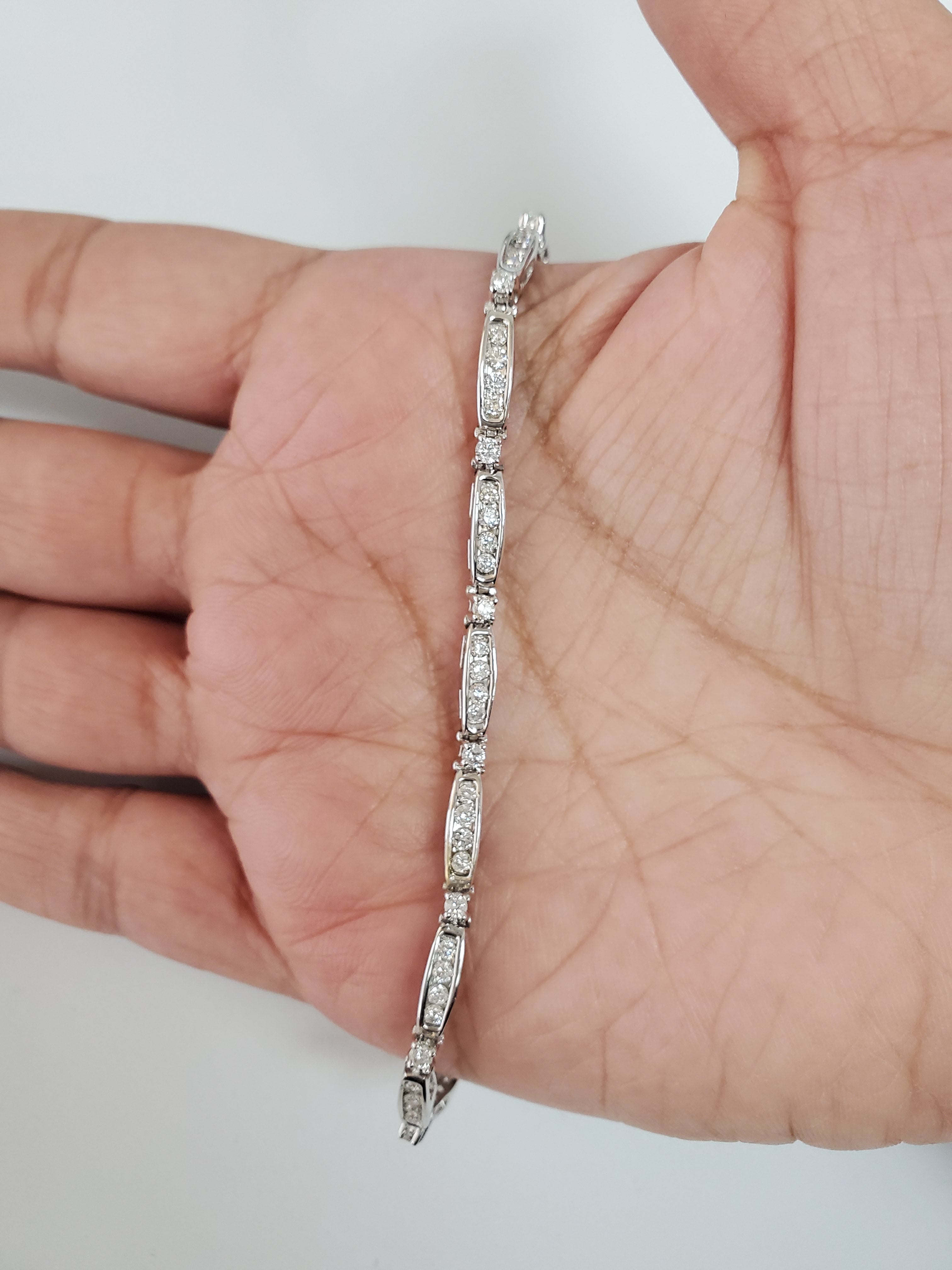Pulsera de tenis con diamantes engastados en canal de 2 quilates