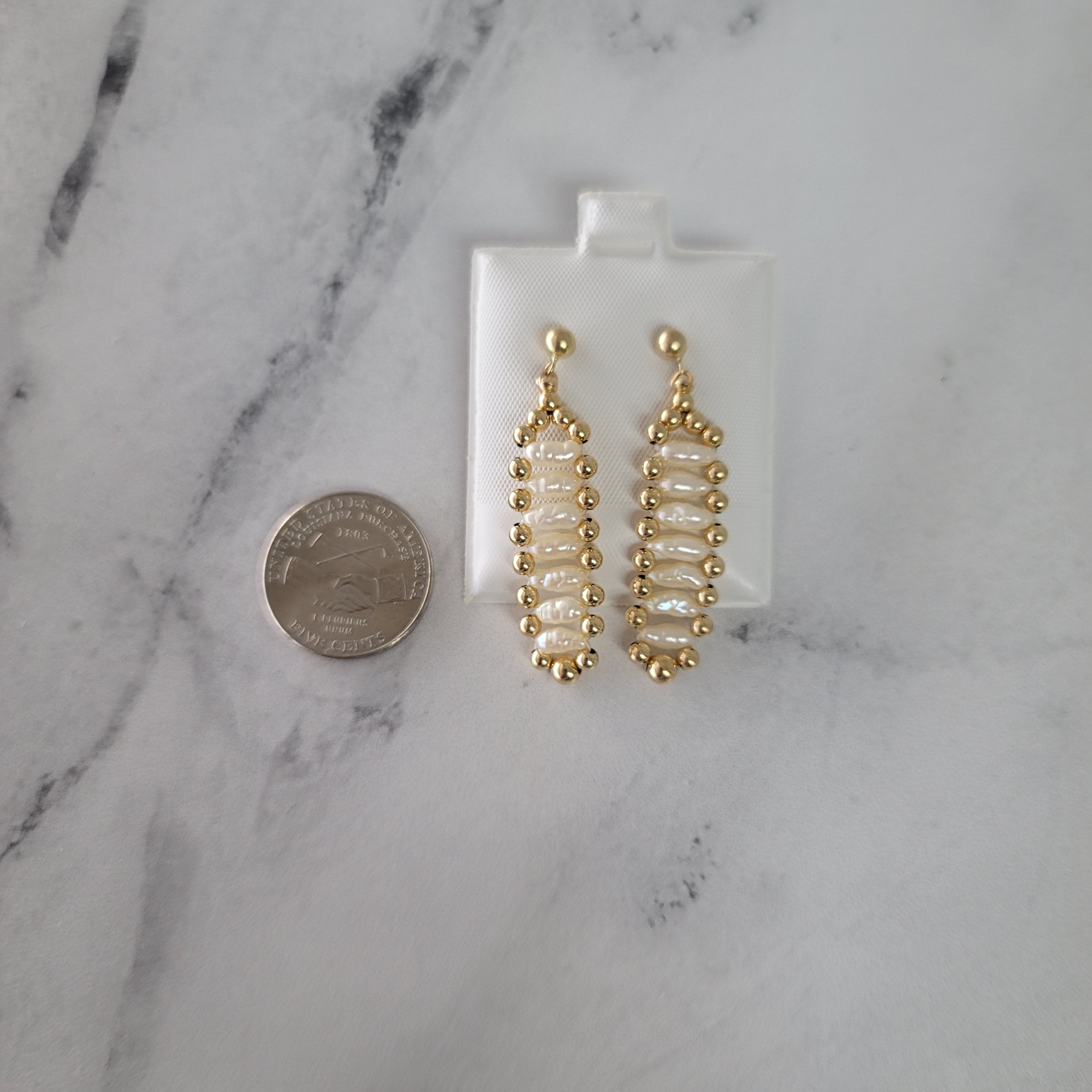 Pendientes colgantes de perlas de arroz en oro amarillo de 14 k