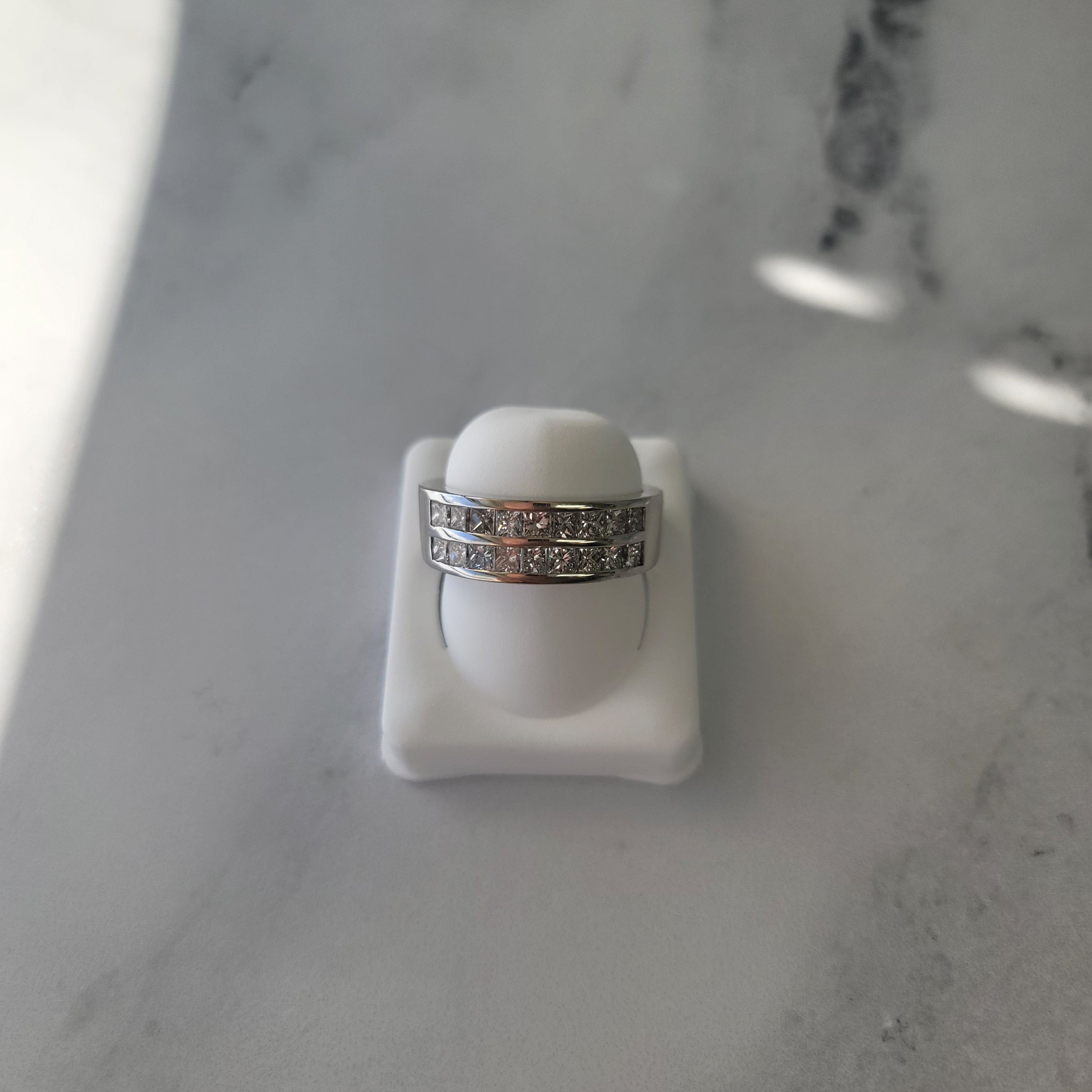 Alianza de boda con canal de corte princesa de 1,75 ct en oro blanco de 14 k