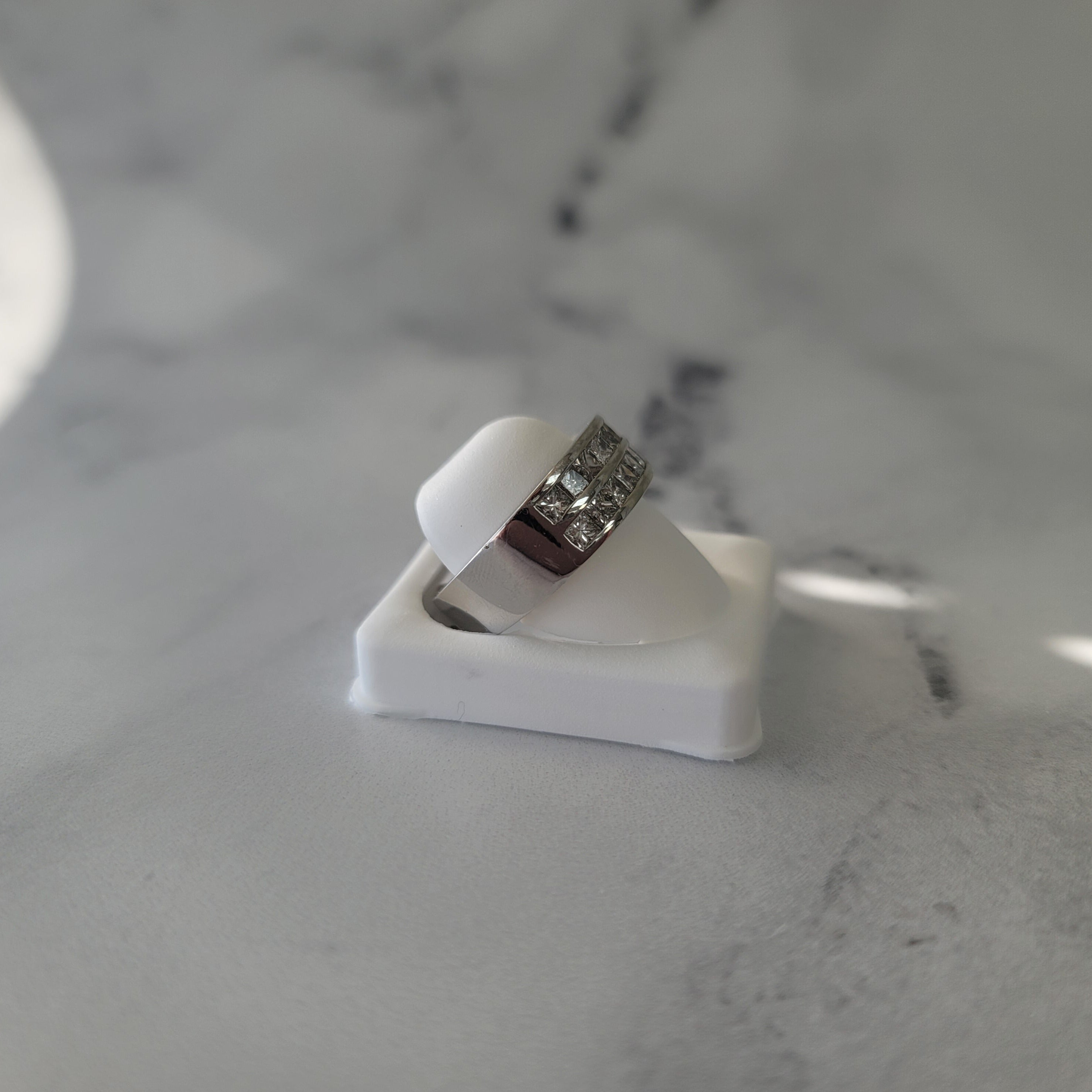 Alianza de boda con canal de corte princesa de 1,75 ct en oro blanco de 14 k