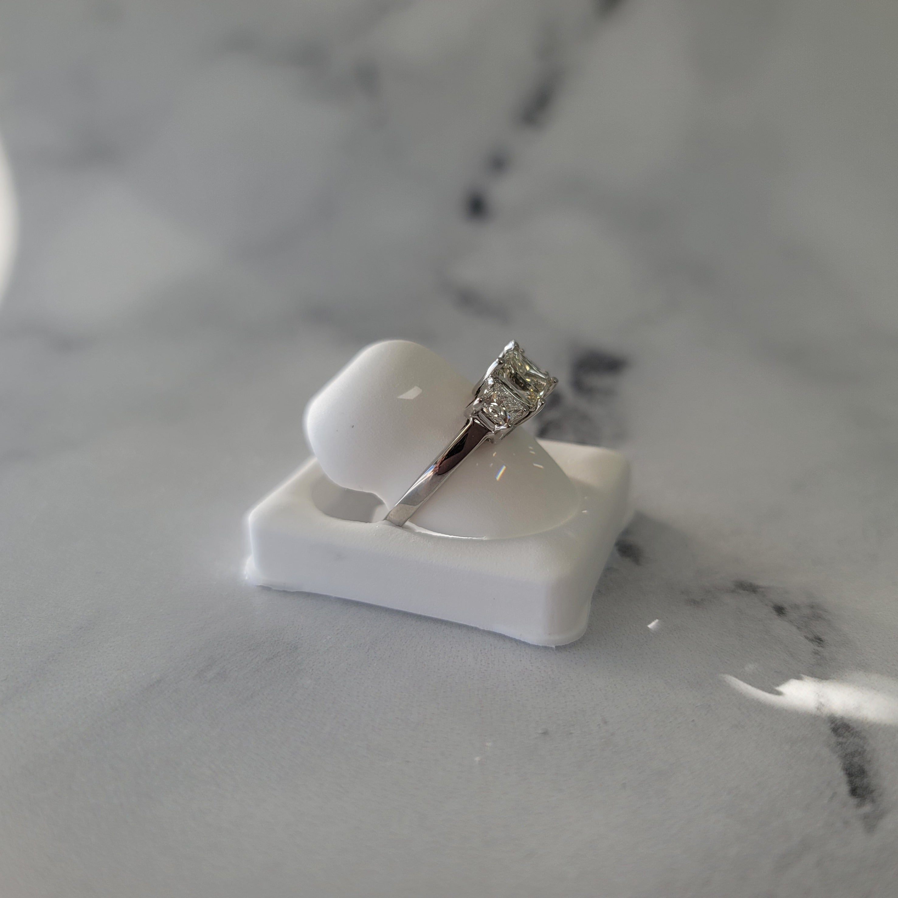 Anillo de compromiso con diamantes de tres piedras de talla princesa