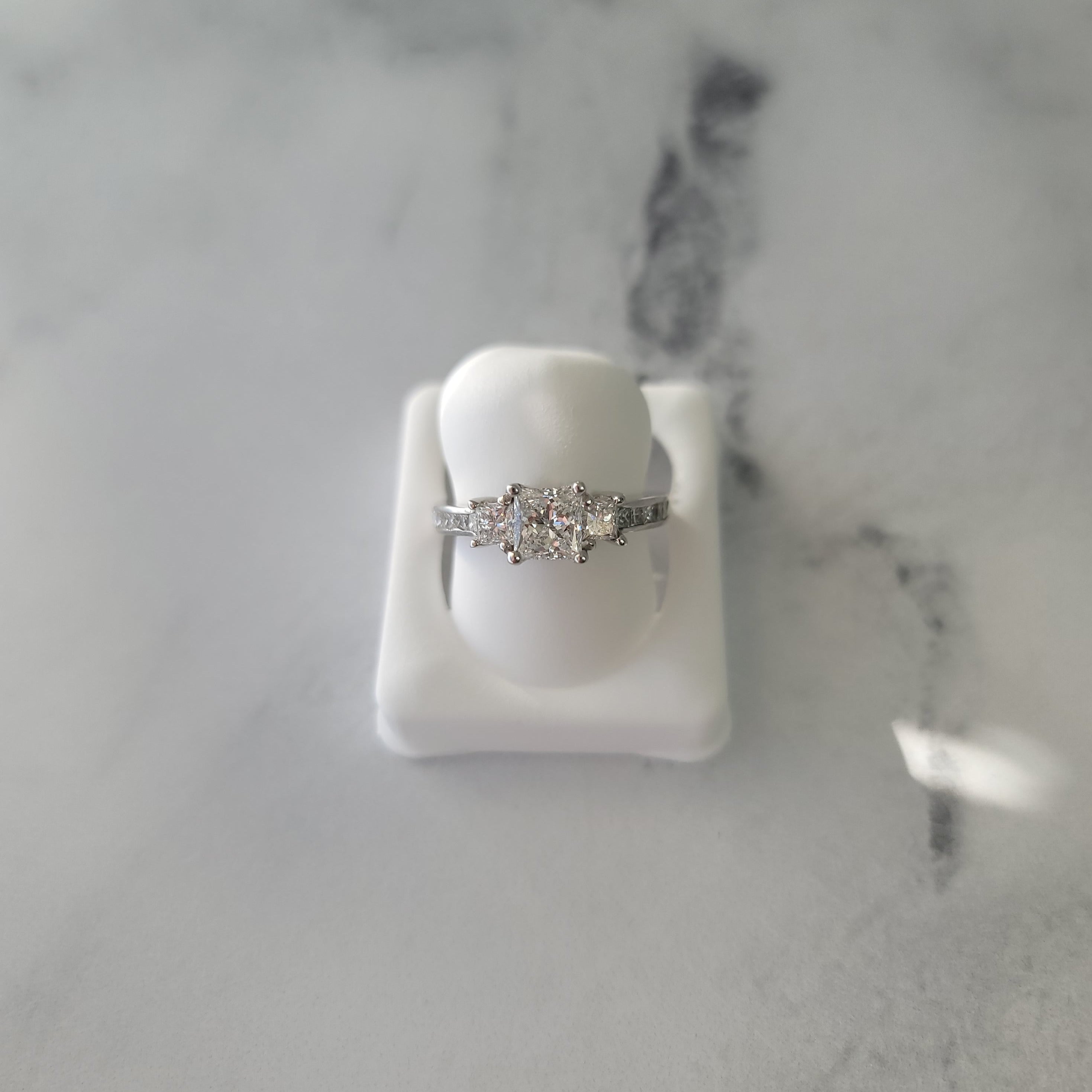 Anillo de compromiso con diamantes de tres piedras de talla princesa