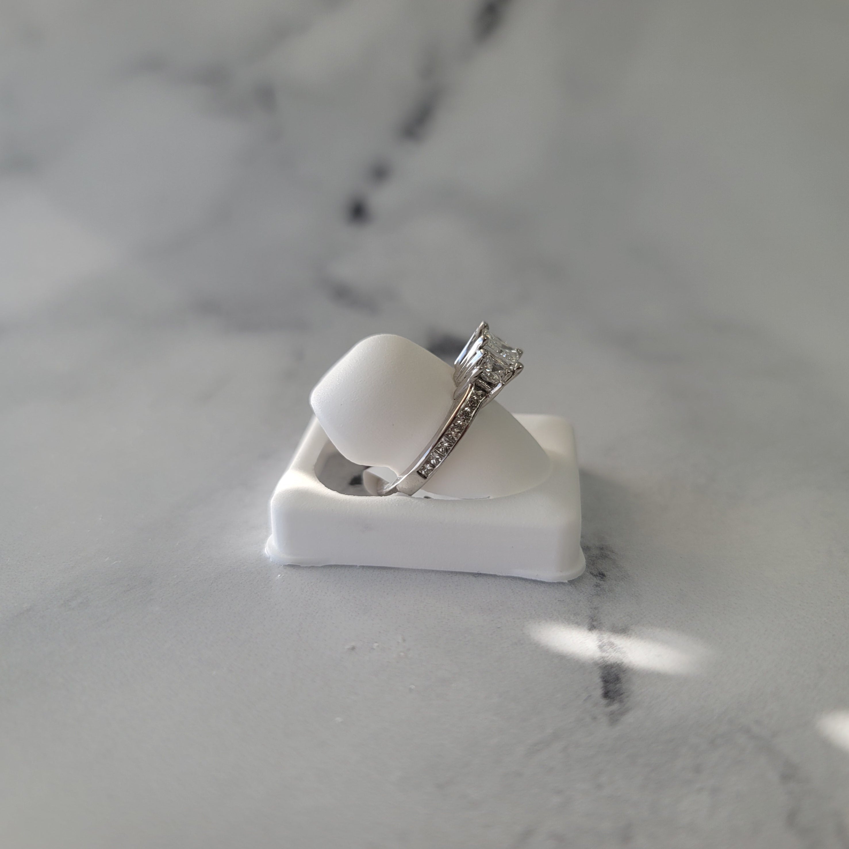 Anillo de compromiso con diamantes de tres piedras de talla princesa