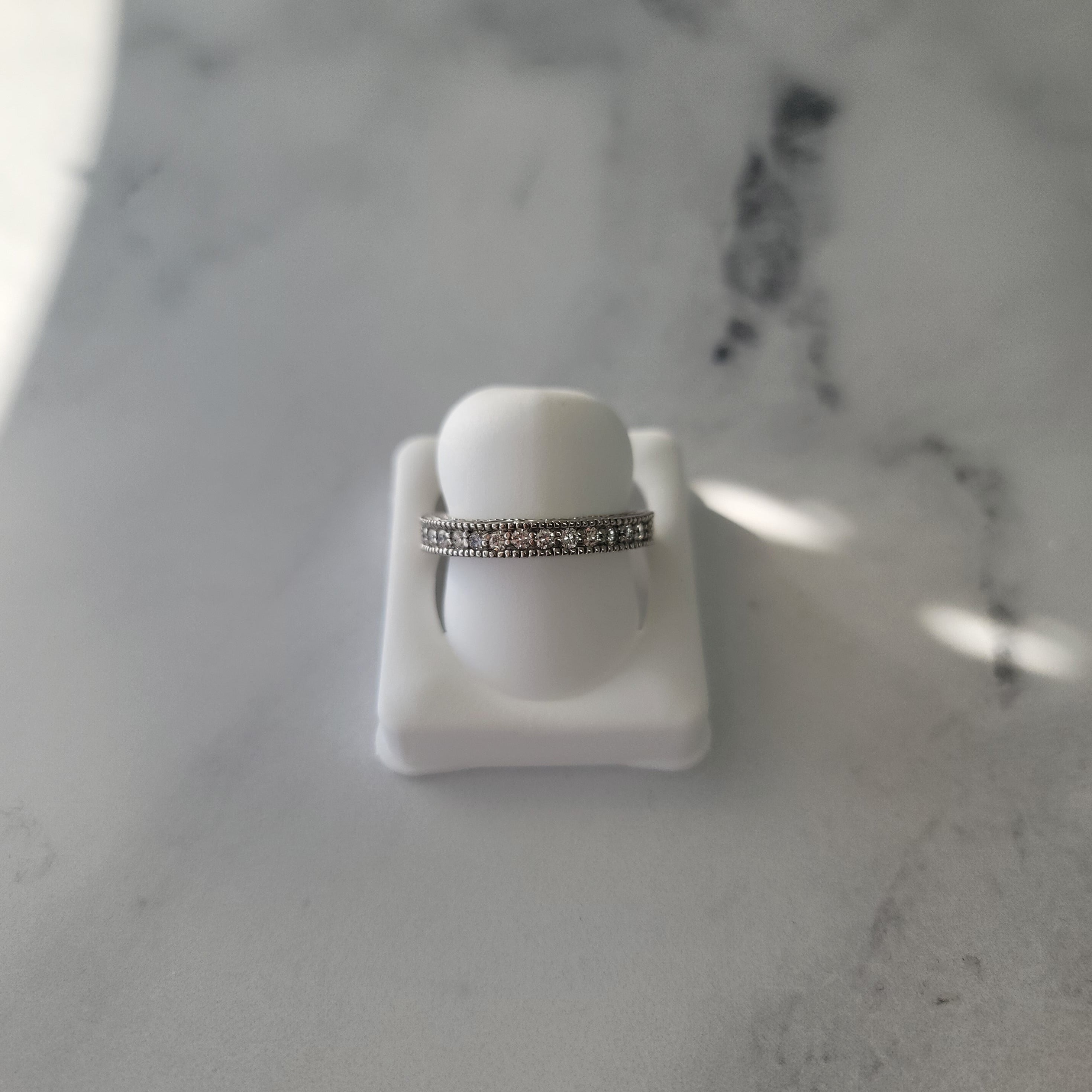 Alianza de boda con diamantes engastados en oro blanco de 14 quilates, 0,38 ct