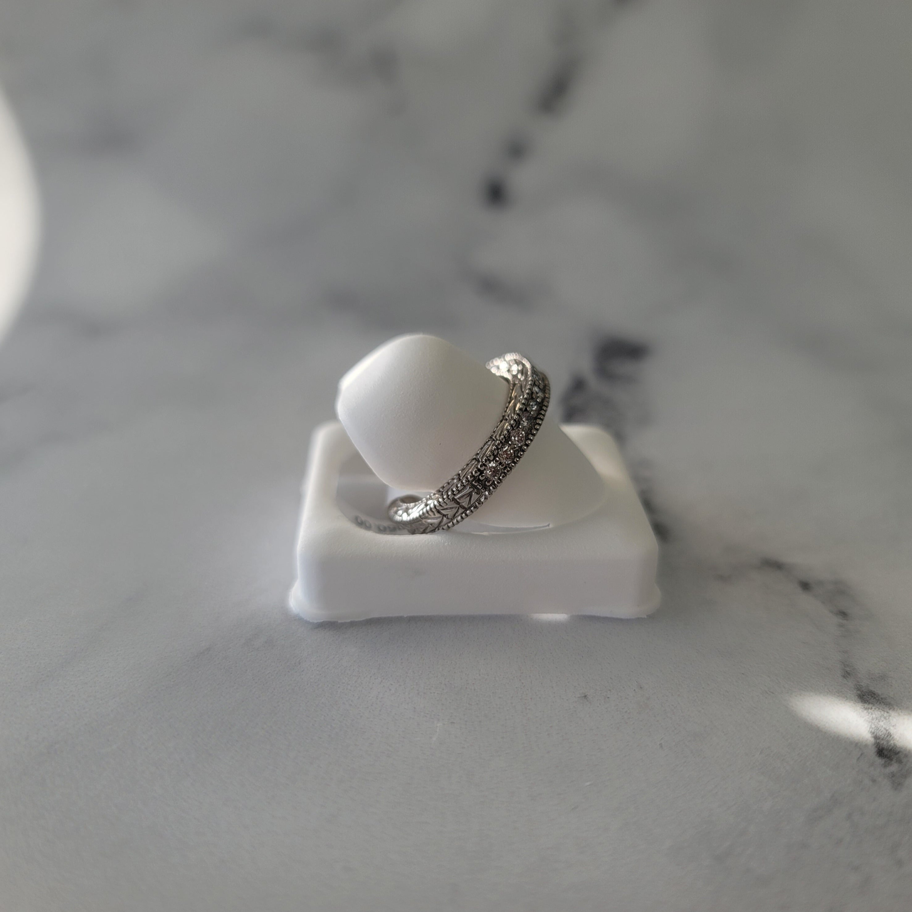 Alianza de boda con diamantes engastados en oro blanco de 14 quilates, 0,38 ct