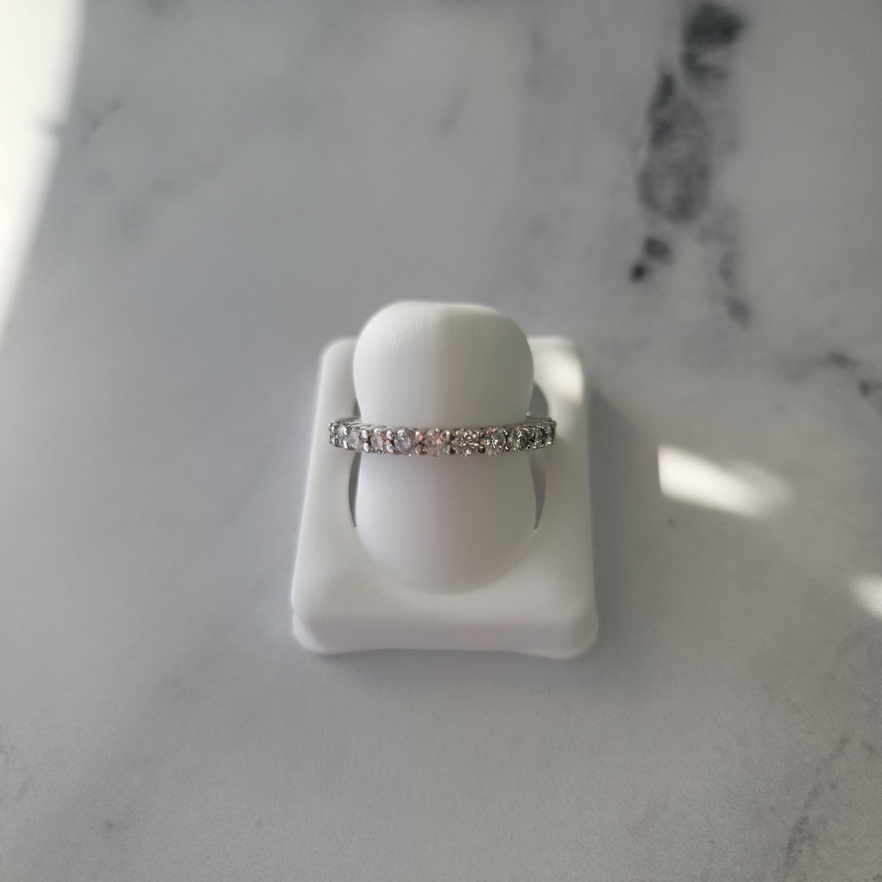 Alianza de boda con diamantes de eternidad de 1,48 ct en oro blanco de 14 k