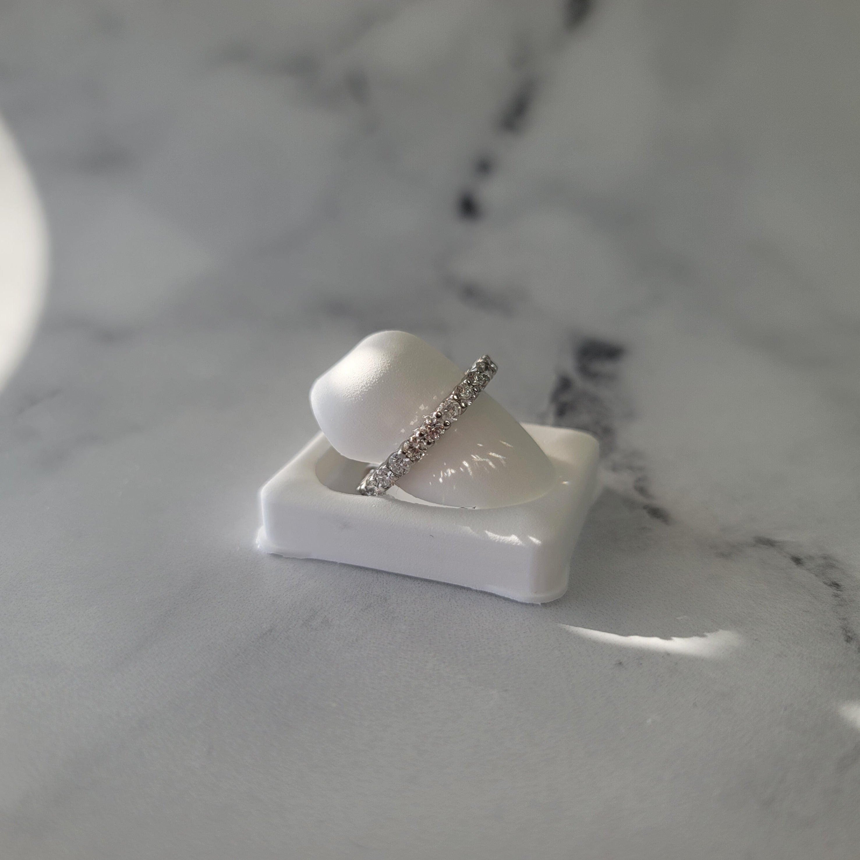 Alianza de boda con diamantes de eternidad de 1,48 ct en oro blanco de 14 k