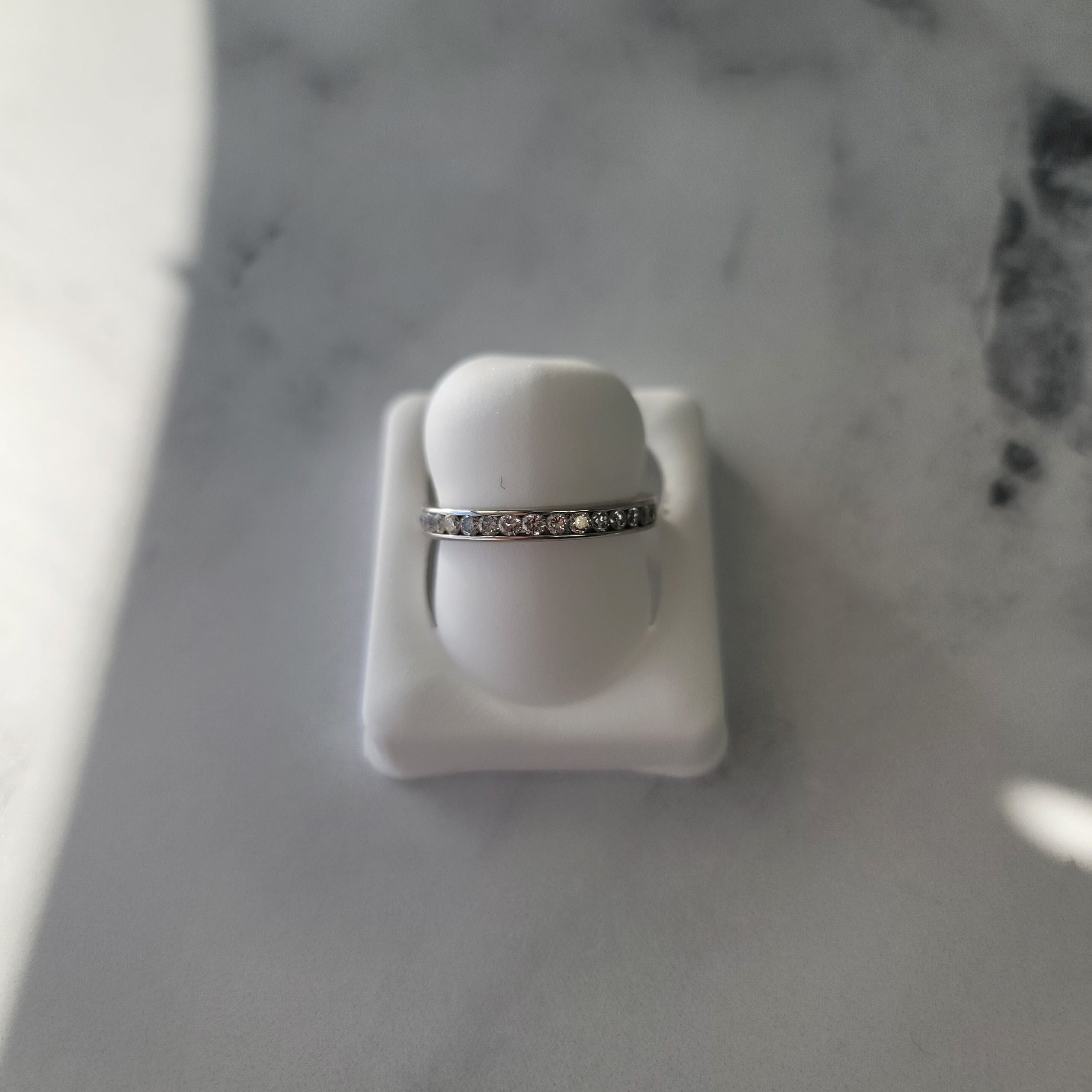 Alianza de boda con diamantes engastados en canal y eternidad de 0,94 ct en oro blanco de 14 k