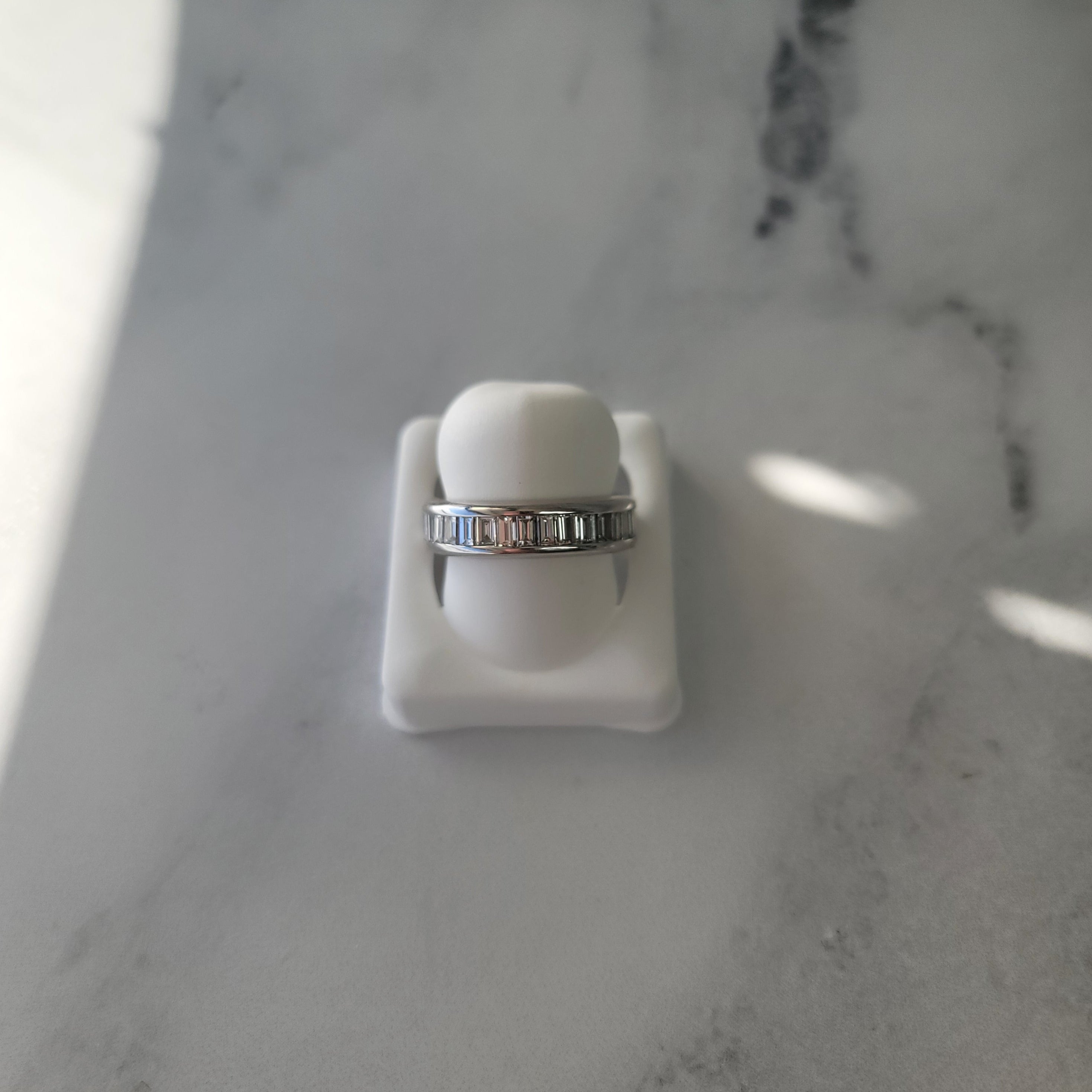 Alianza de boda de oro blanco de 14 k con diamantes de talla baguette de tres quilates