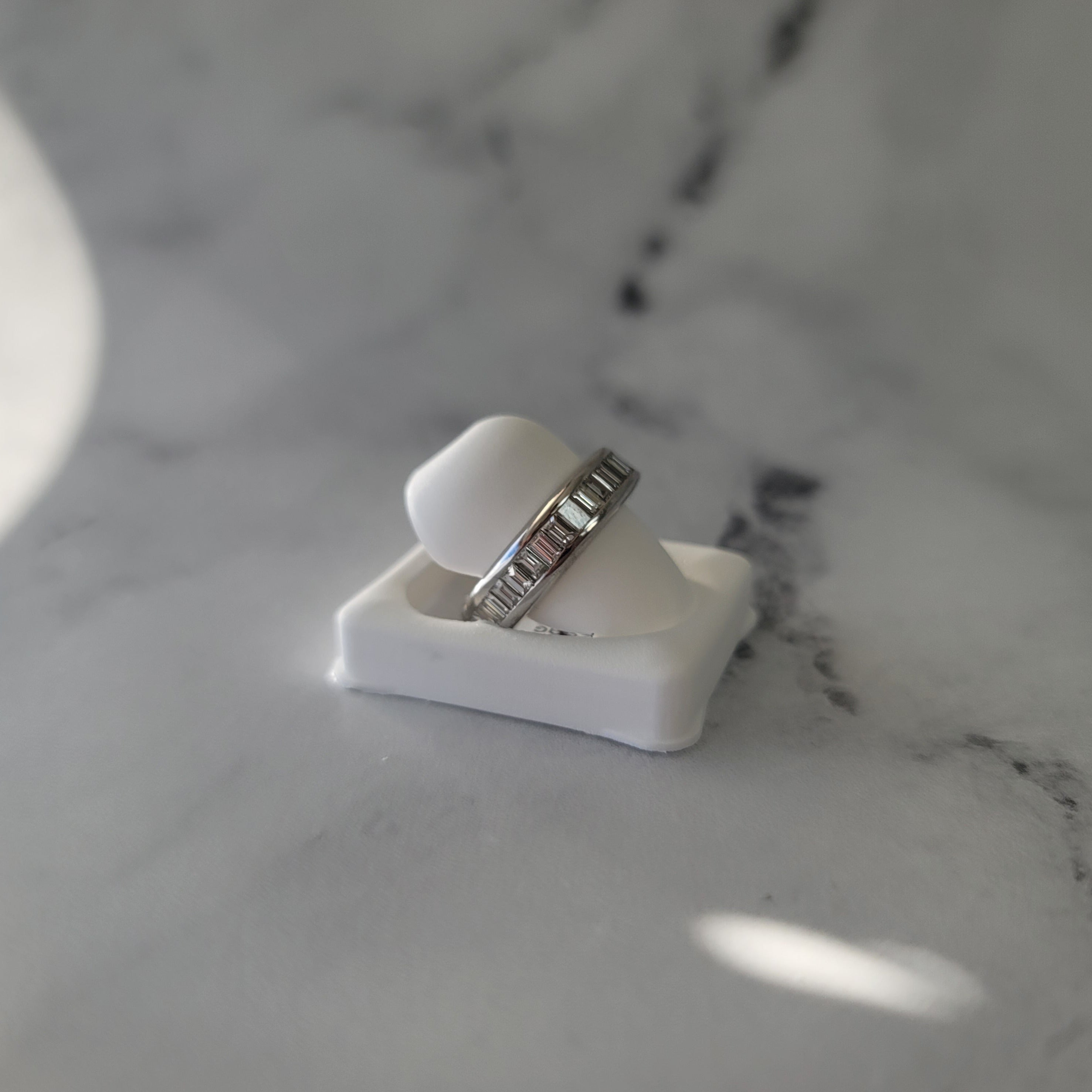 Alianza de boda de oro blanco de 14 k con diamantes de talla baguette de tres quilates