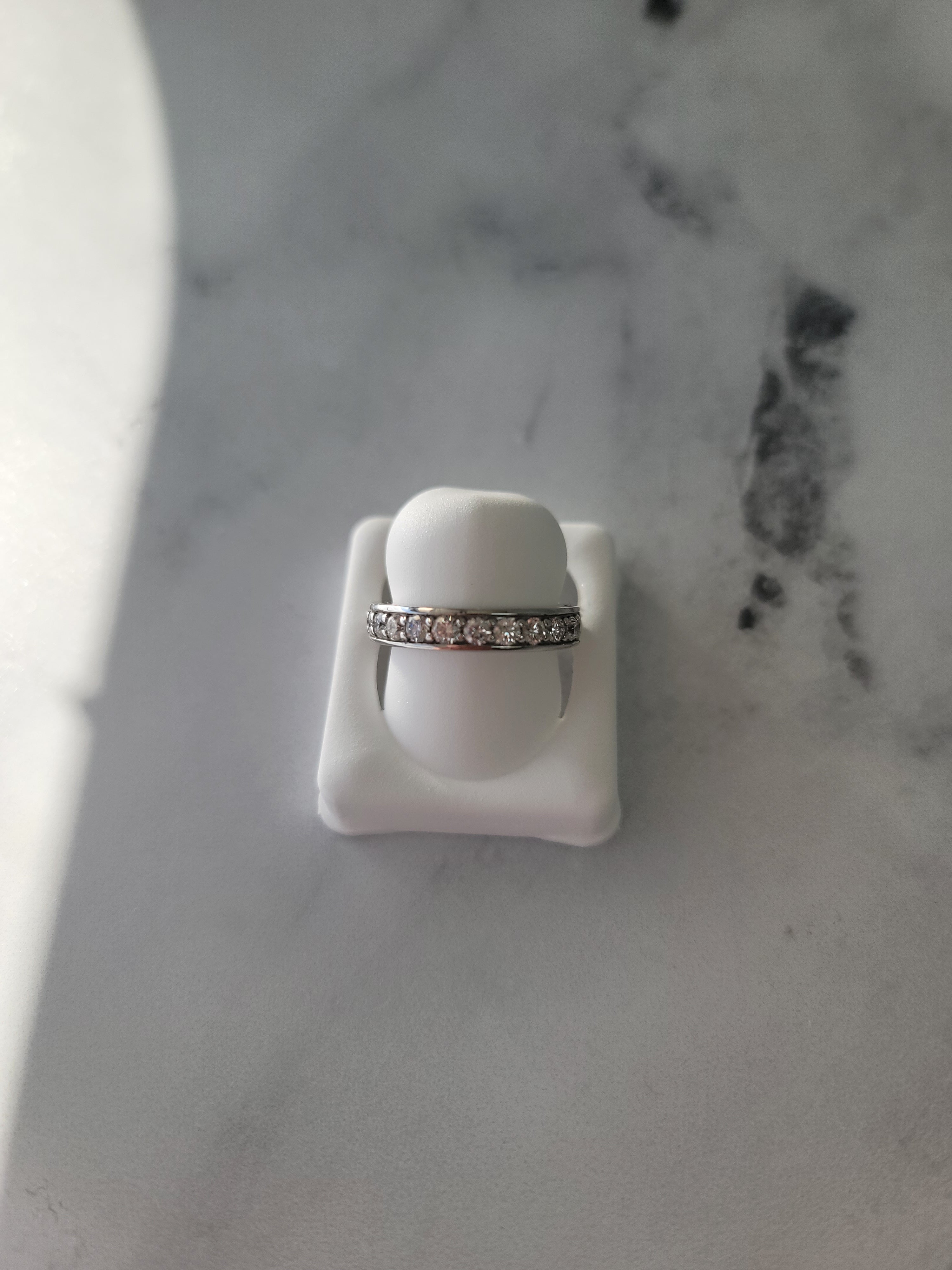 Alianza de boda con diamantes engastados en canal de un quilate en oro blanco de 14 k
