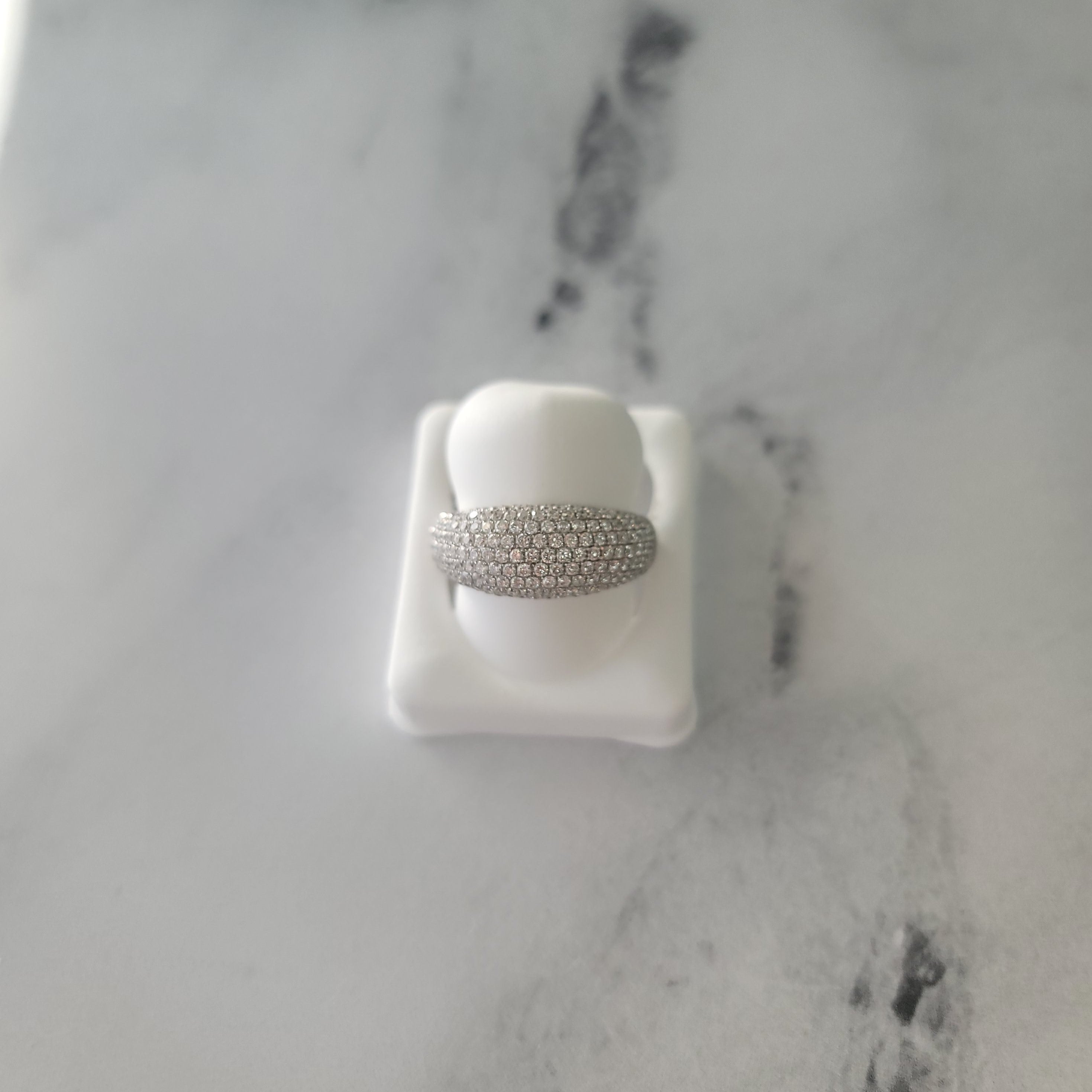 Alianza de boda de oro blanco de 18 k con pavé de diamantes de 2 quilates
