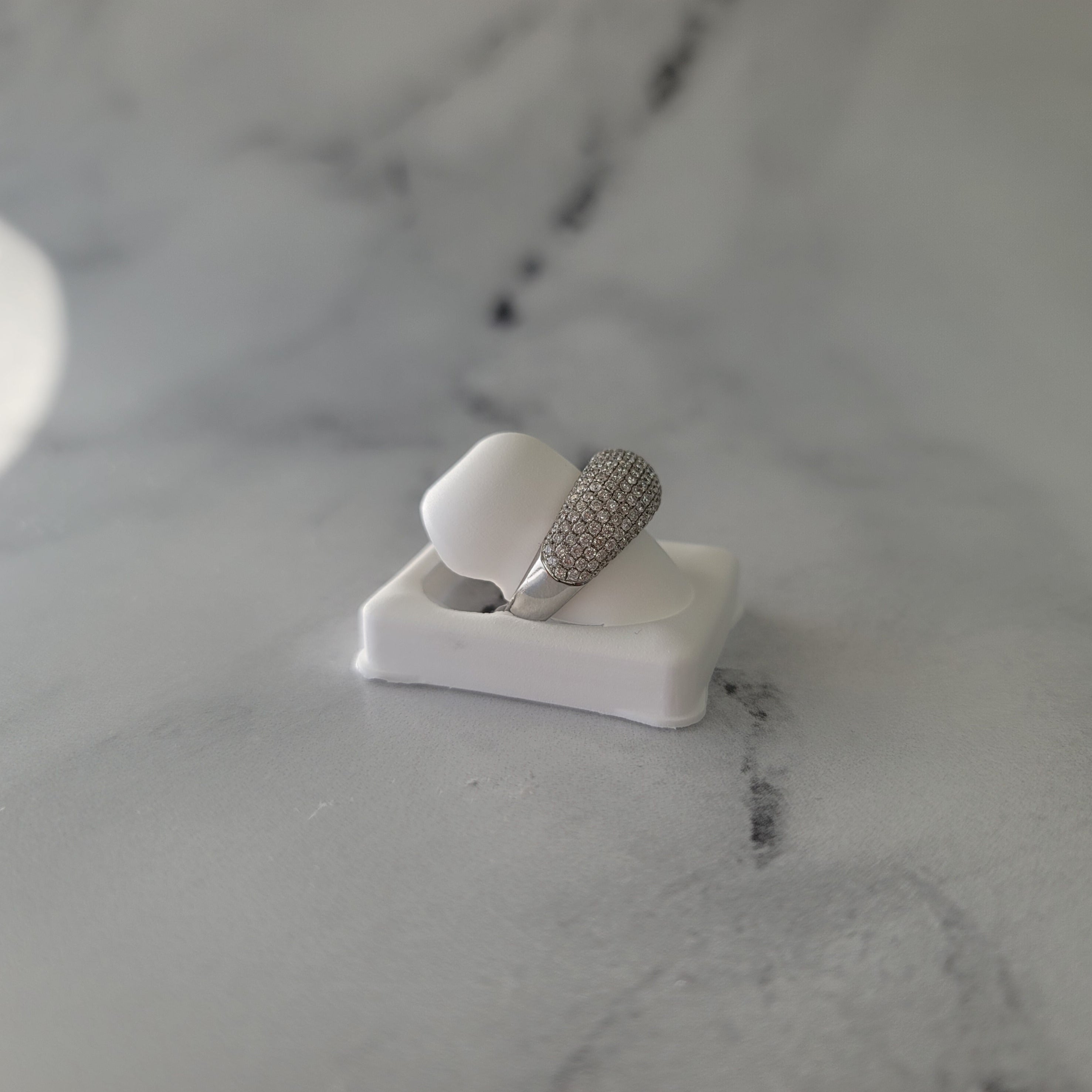 Alianza de boda de oro blanco de 18 k con pavé de diamantes de 2 quilates