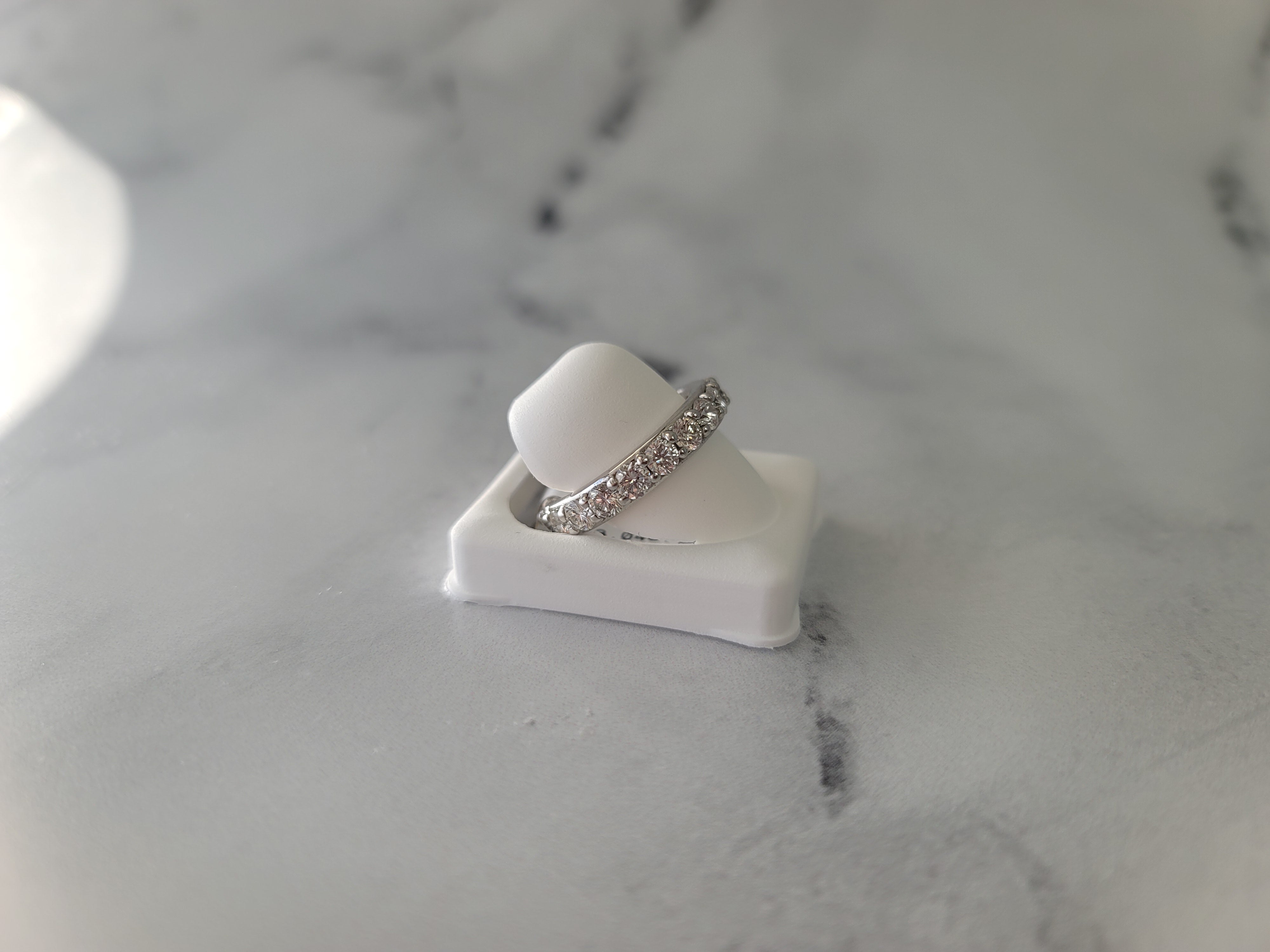 Alianza de boda de eternidad con diamantes de tres quilates