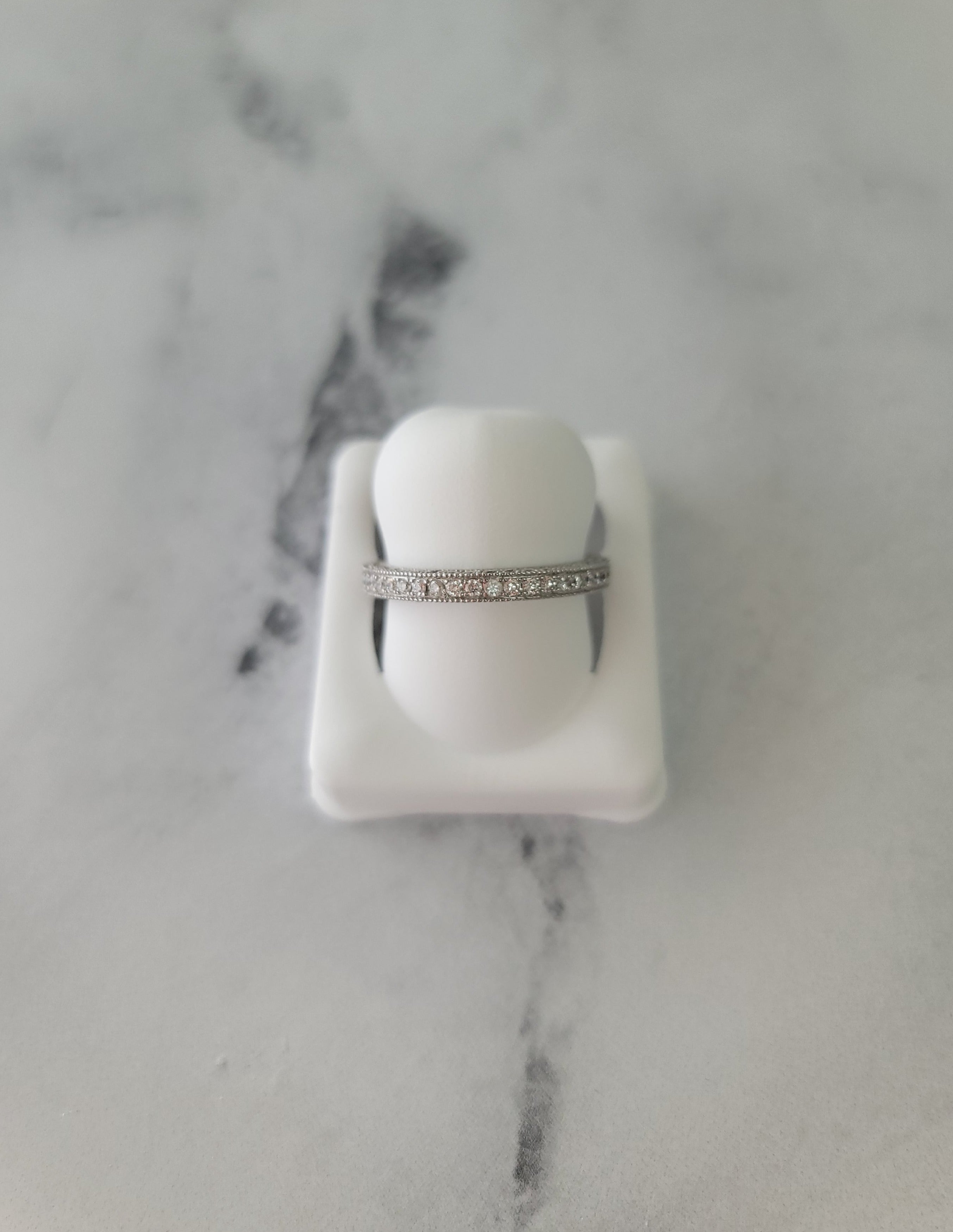 Alianza de boda de oro blanco de 18 k con pavé de diamantes y engaste de cuentas de 1 quilate