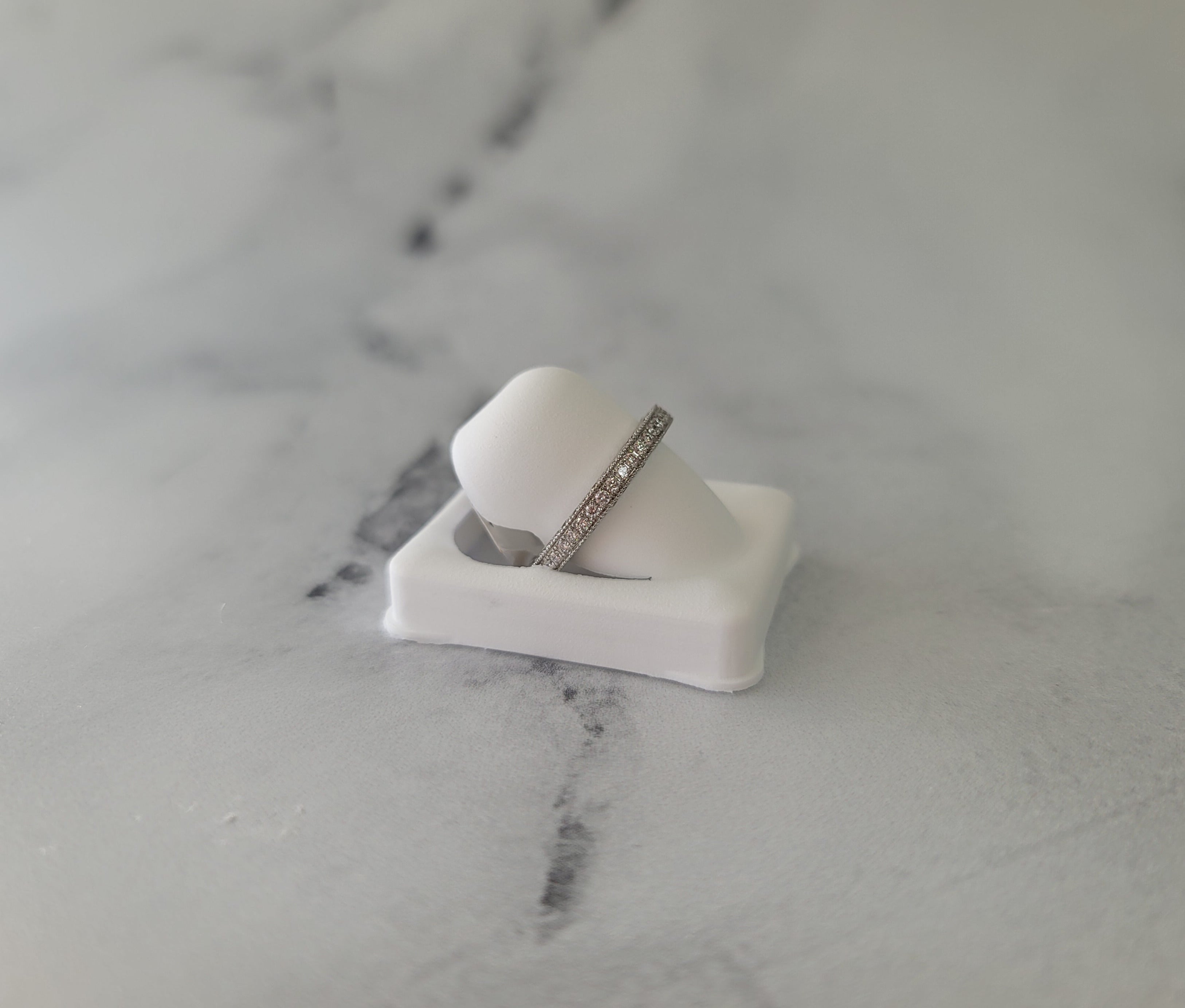 Alianza de boda de oro blanco de 18 k con pavé de diamantes y engaste de cuentas de 1 quilate