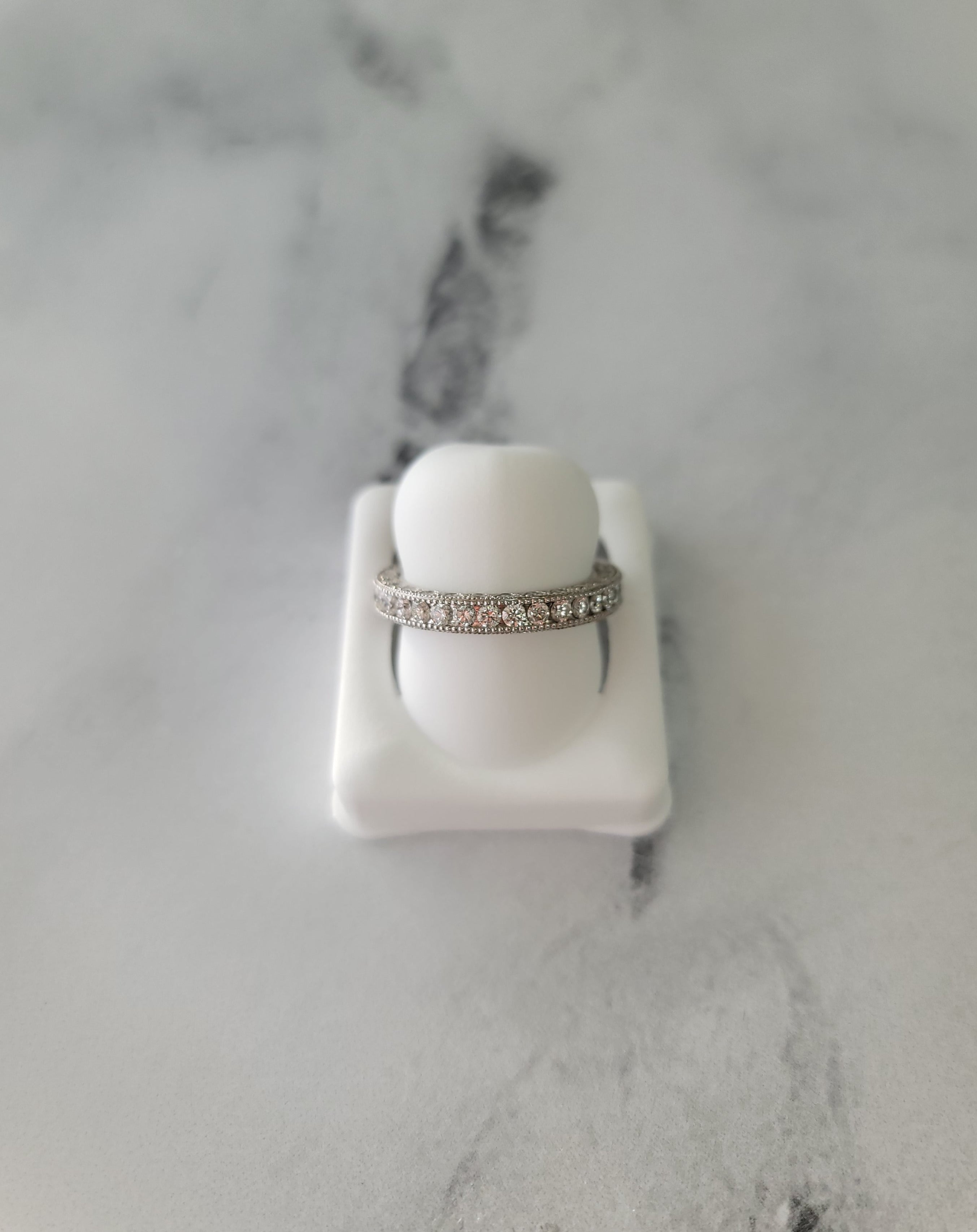 Alianza de boda con pavé de diamantes y engaste de cuentas en oro blanco de 14 k