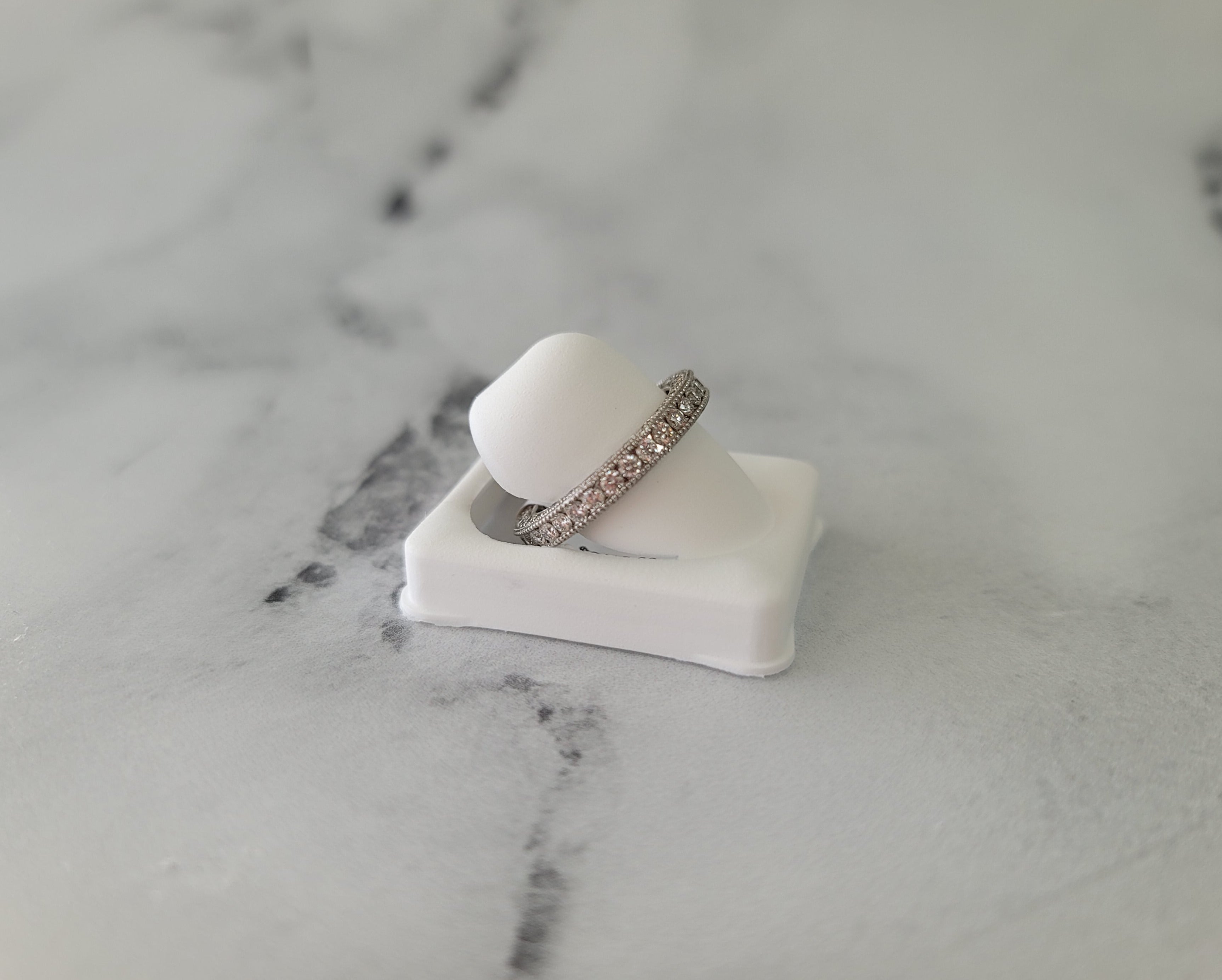 Alianza de boda con pavé de diamantes y engaste de cuentas en oro blanco de 14 k