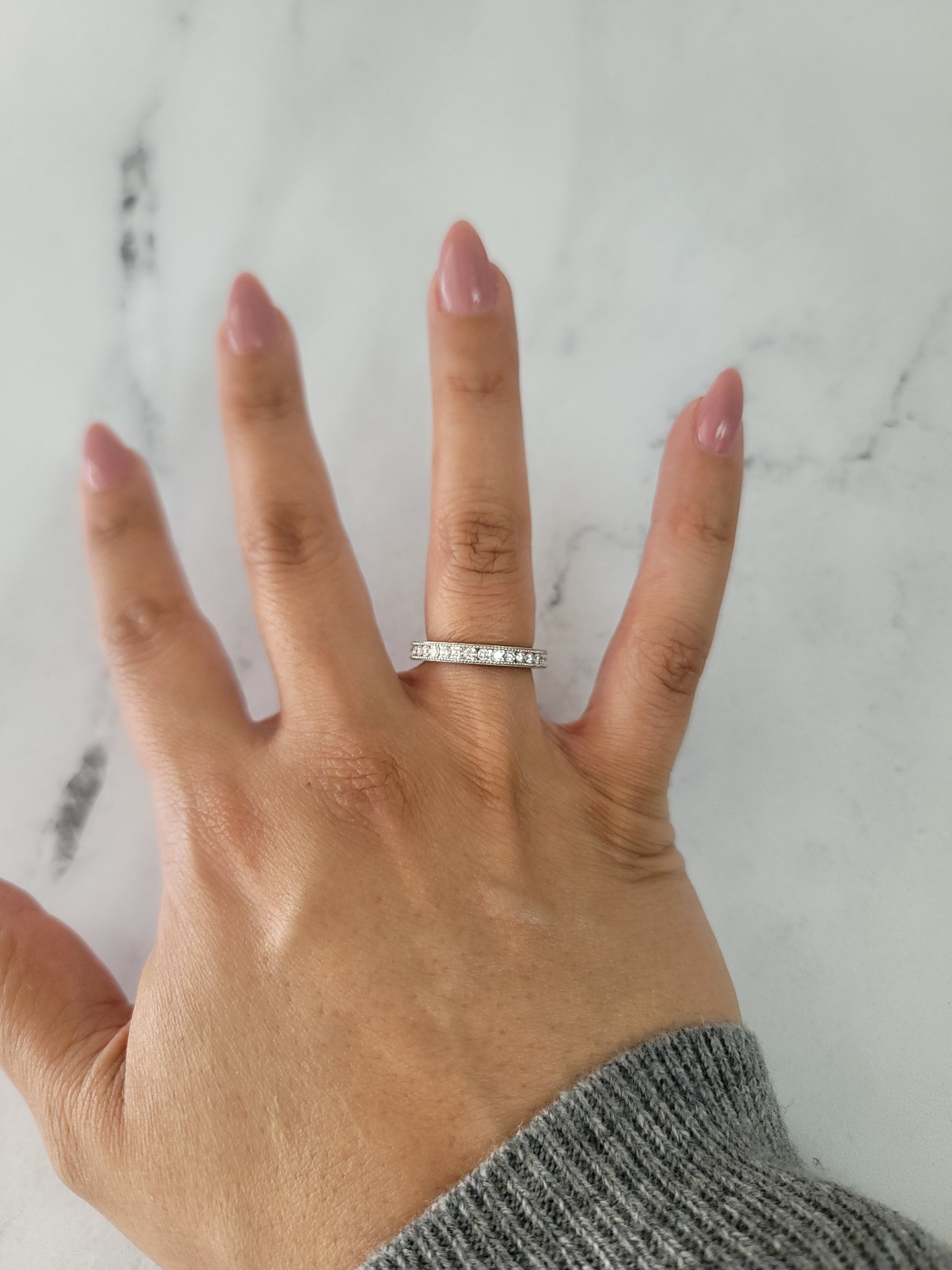 Alliance en or blanc 14 carats avec pavé de diamants et perles