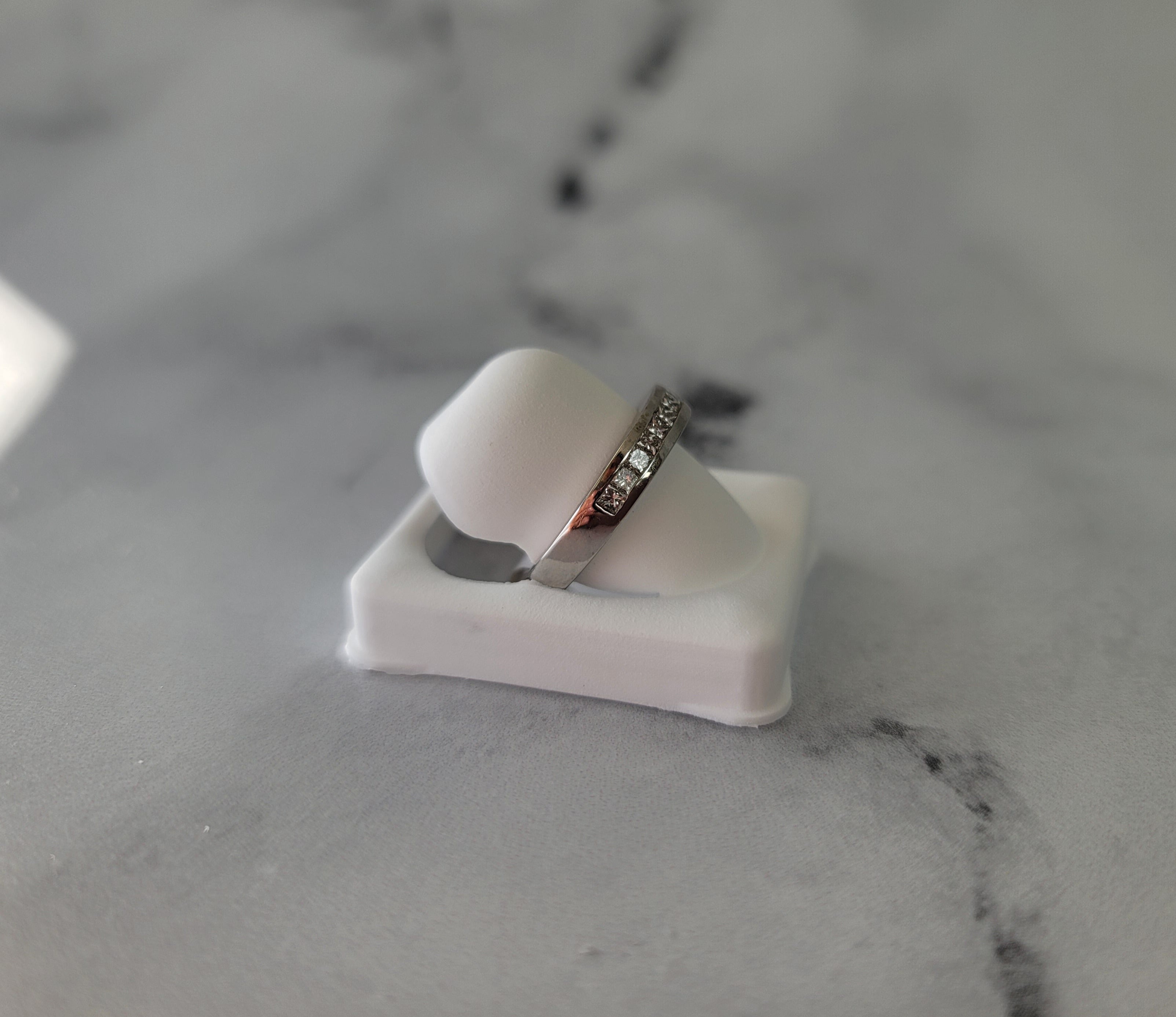 Banda de diamantes de talla princesa de 4 mm y medio quilate en oro blanco de 14 k