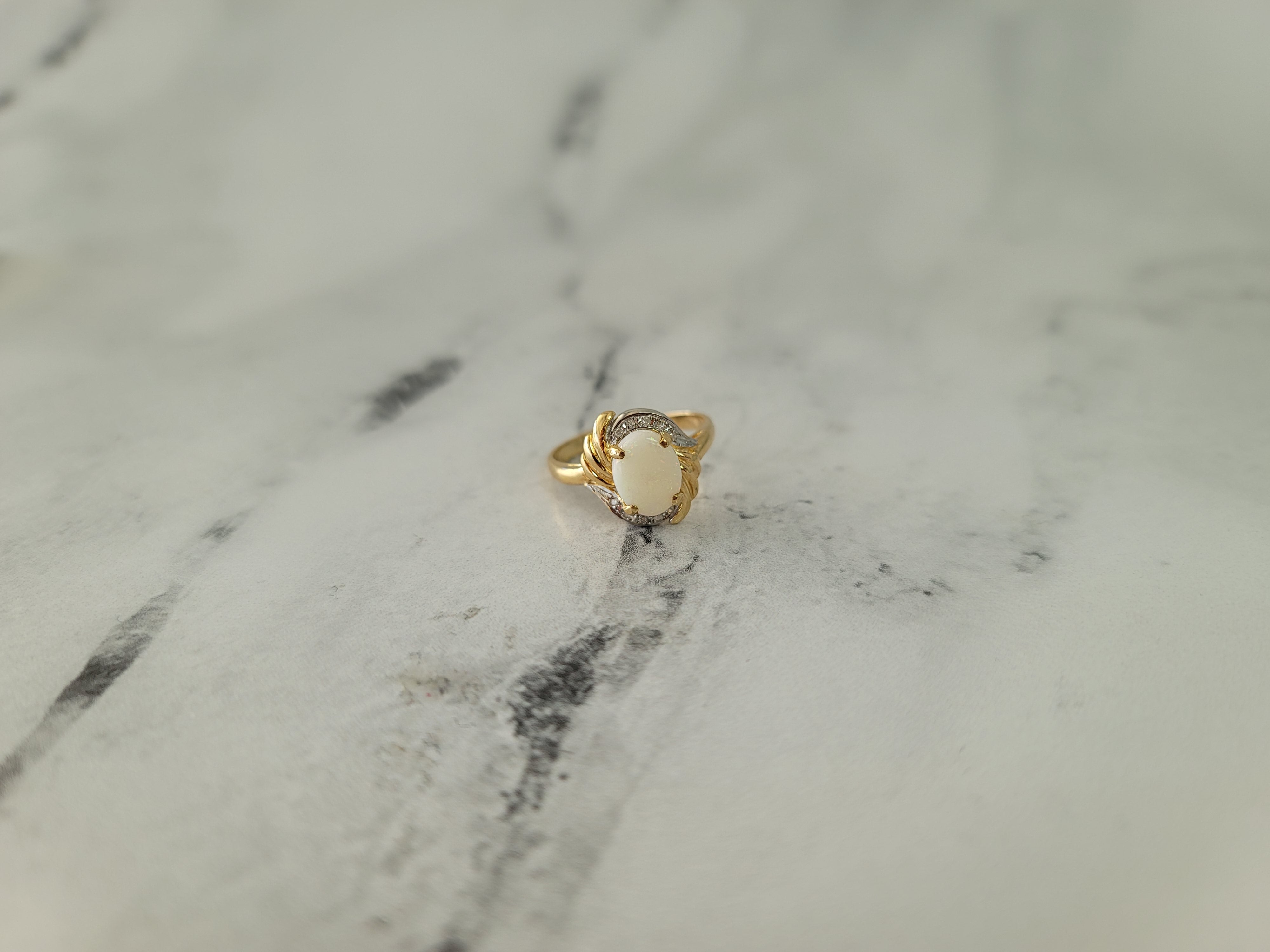 Anillo de ópalo ovalado con detalles de diamantes en oro amarillo de 14 k