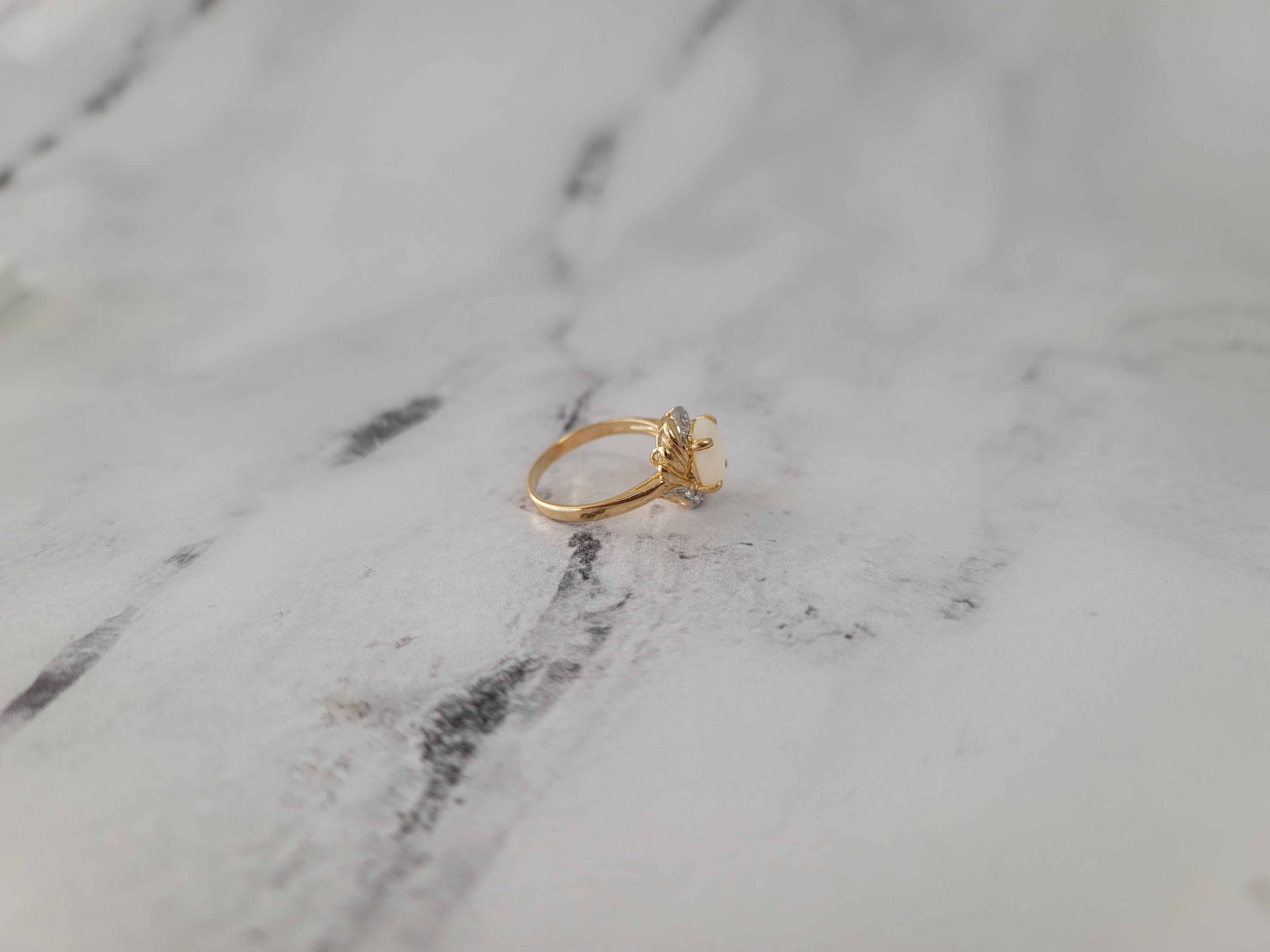 Anillo de ópalo ovalado con detalles de diamantes en oro amarillo de 14 k