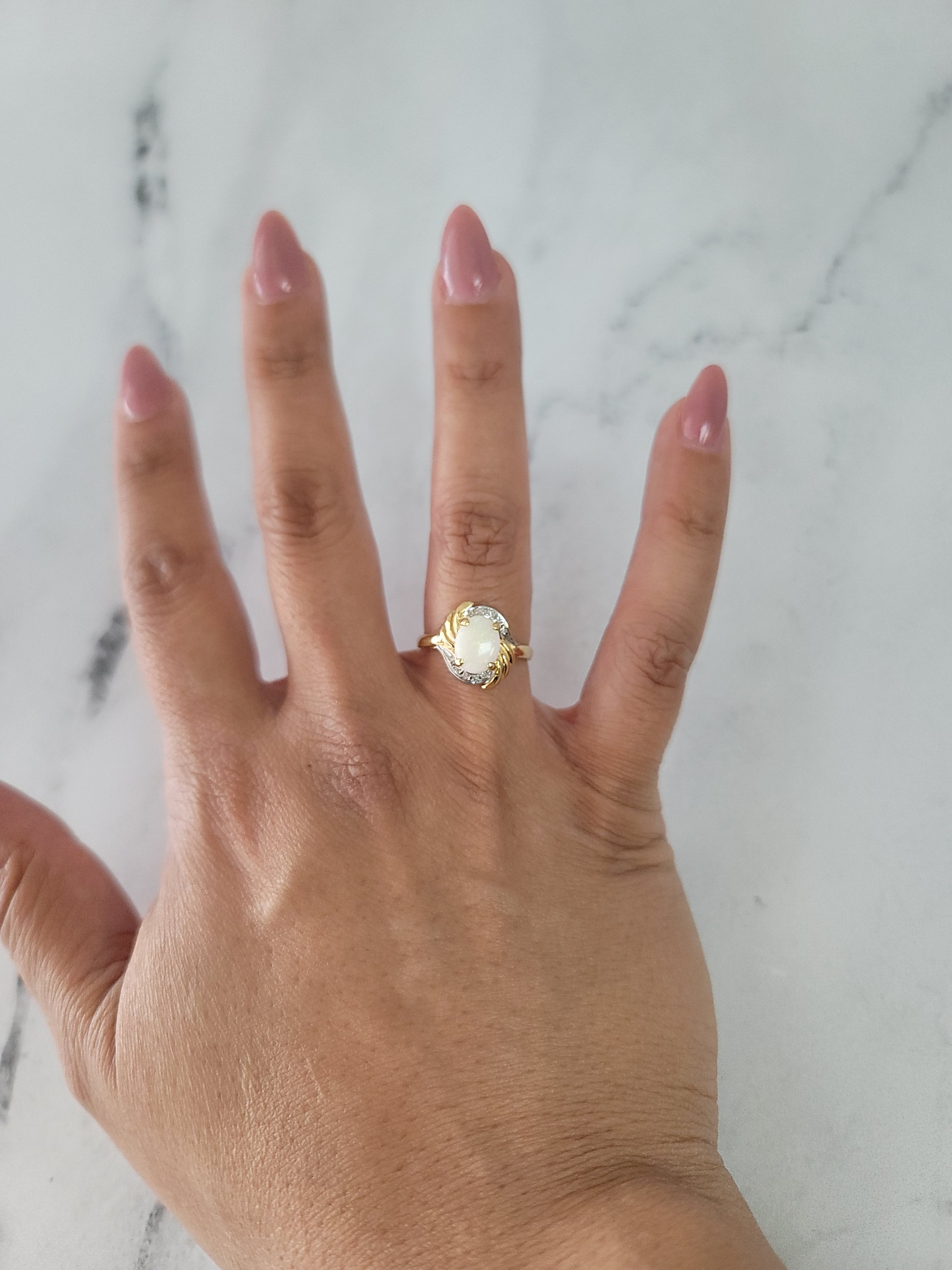 Anillo de ópalo ovalado con detalles de diamantes en oro amarillo de 14 k