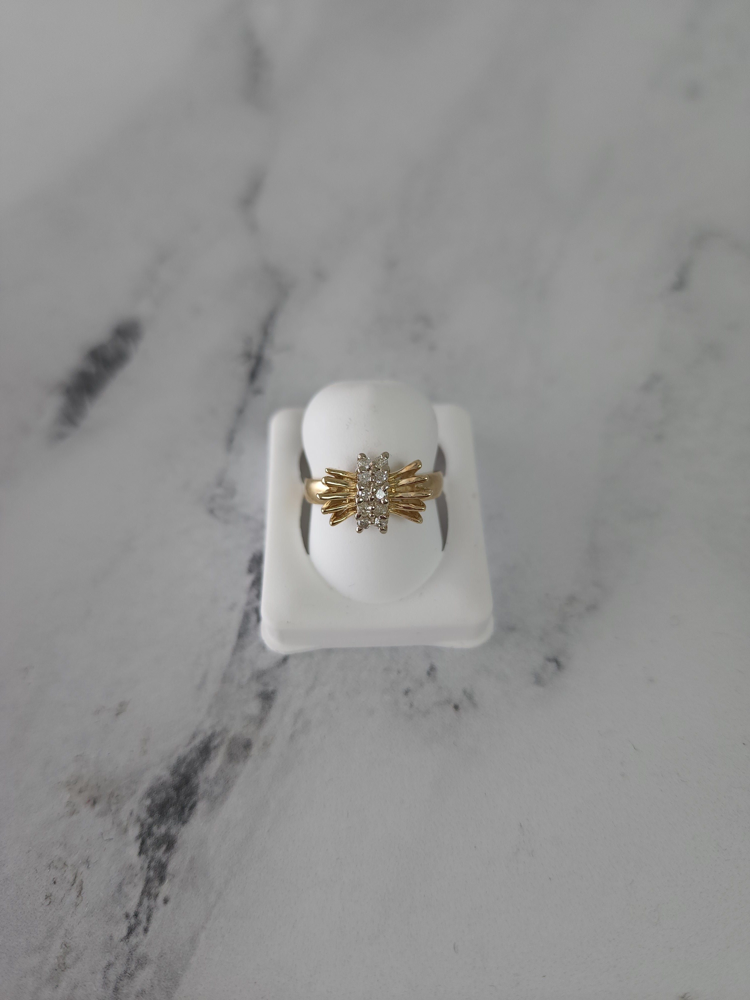 Anillo estilo lazo de diamantes en oro amarillo de 14 k
