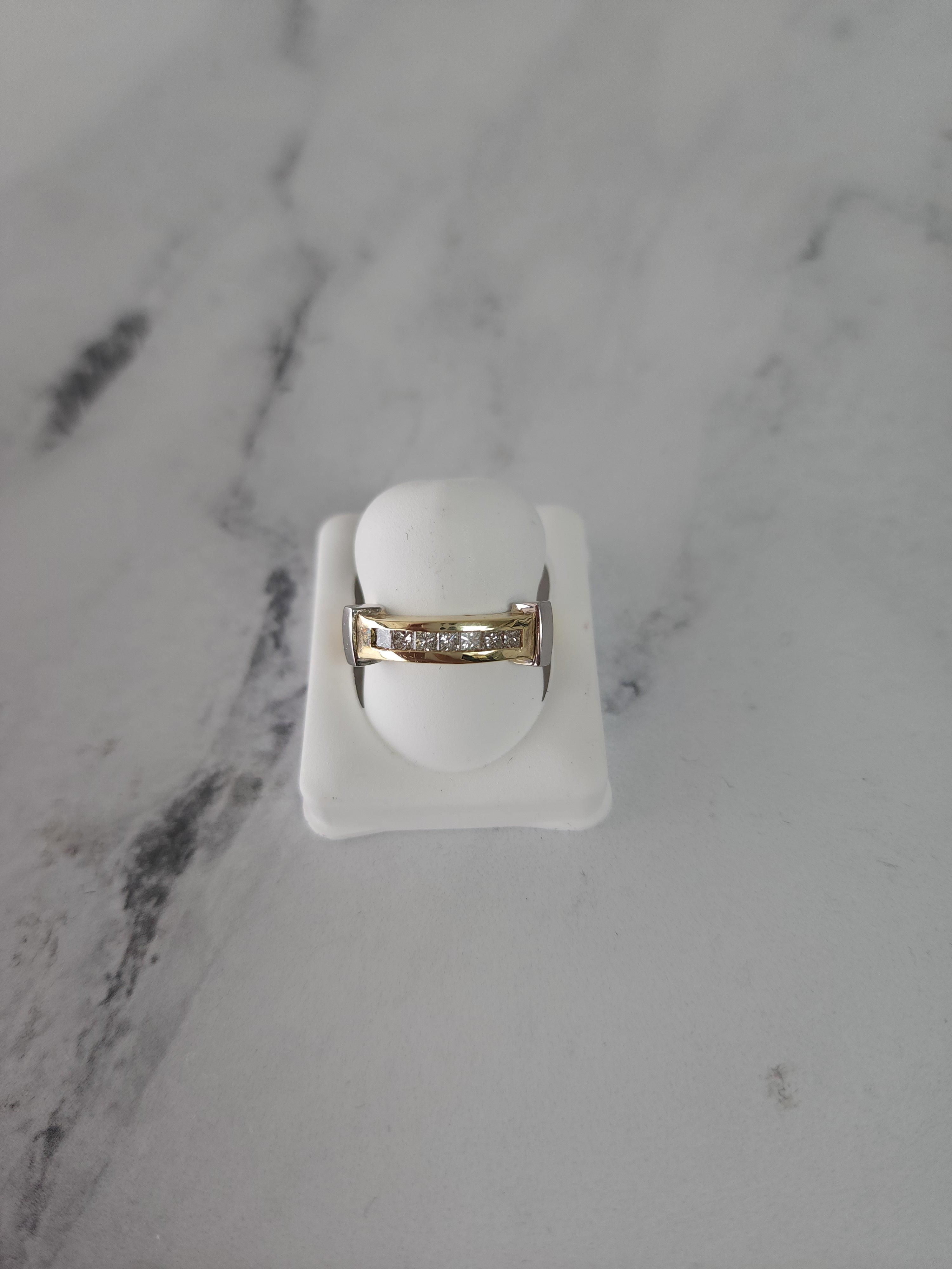Alianza de boda con diamantes de dos tonos de talla princesa