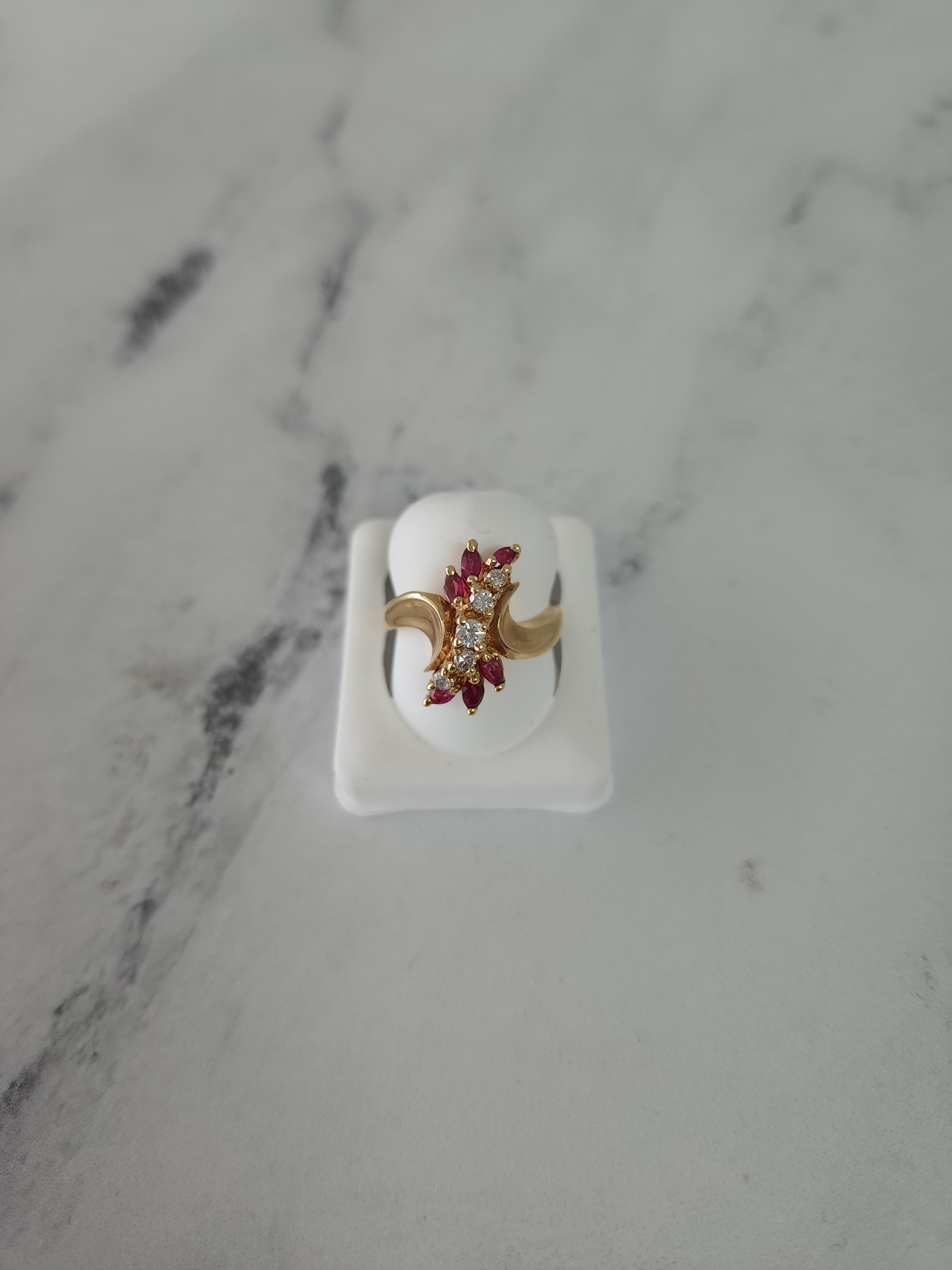 Anillo de diamantes y rubíes en racimo vertical de oro amarillo de 14 k