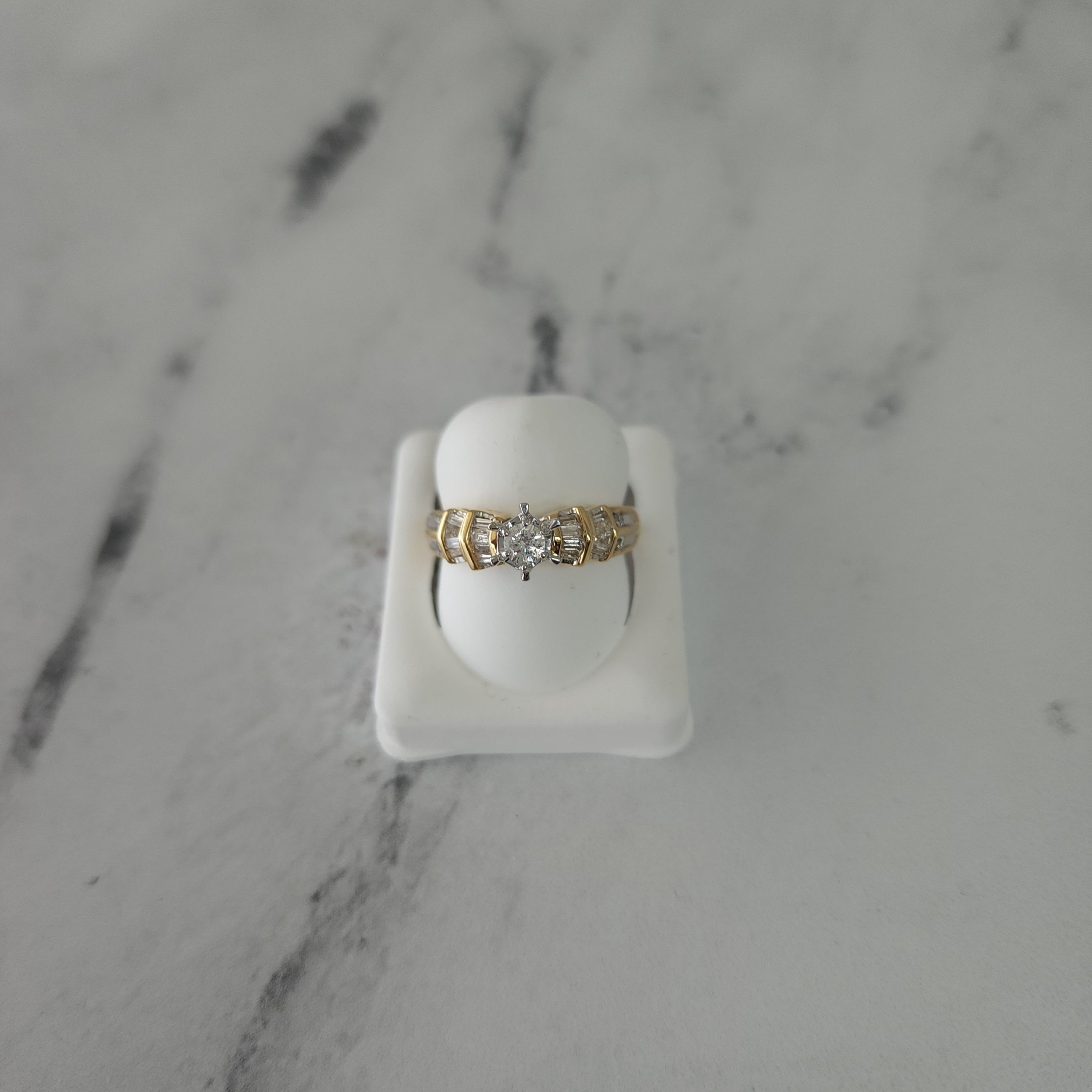 Anillo de compromiso de diamantes estilo vintage en oro de dos tonos de 14 k