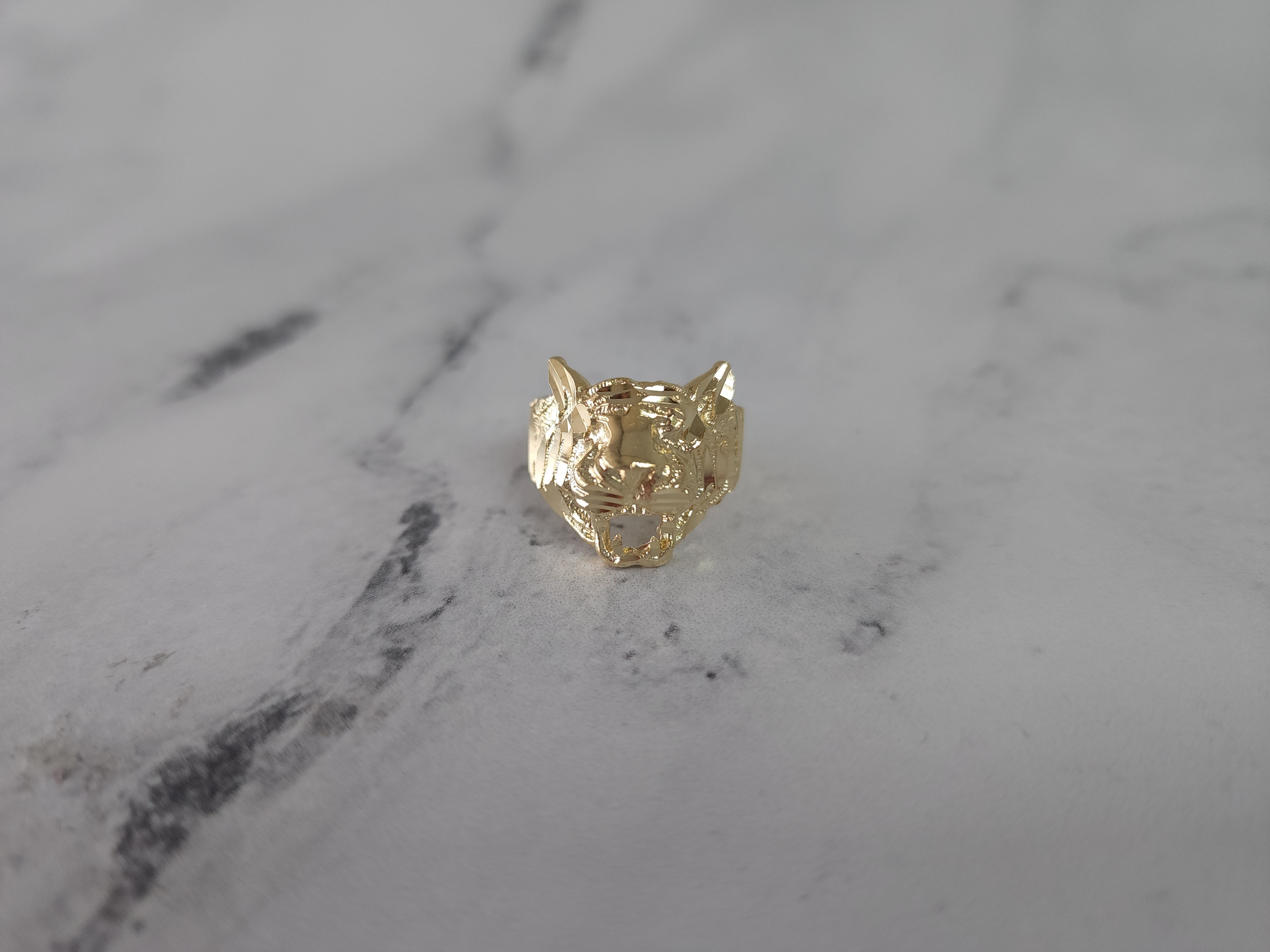 Anillo de león con cortes de diamantes en oro amarillo de 14 k