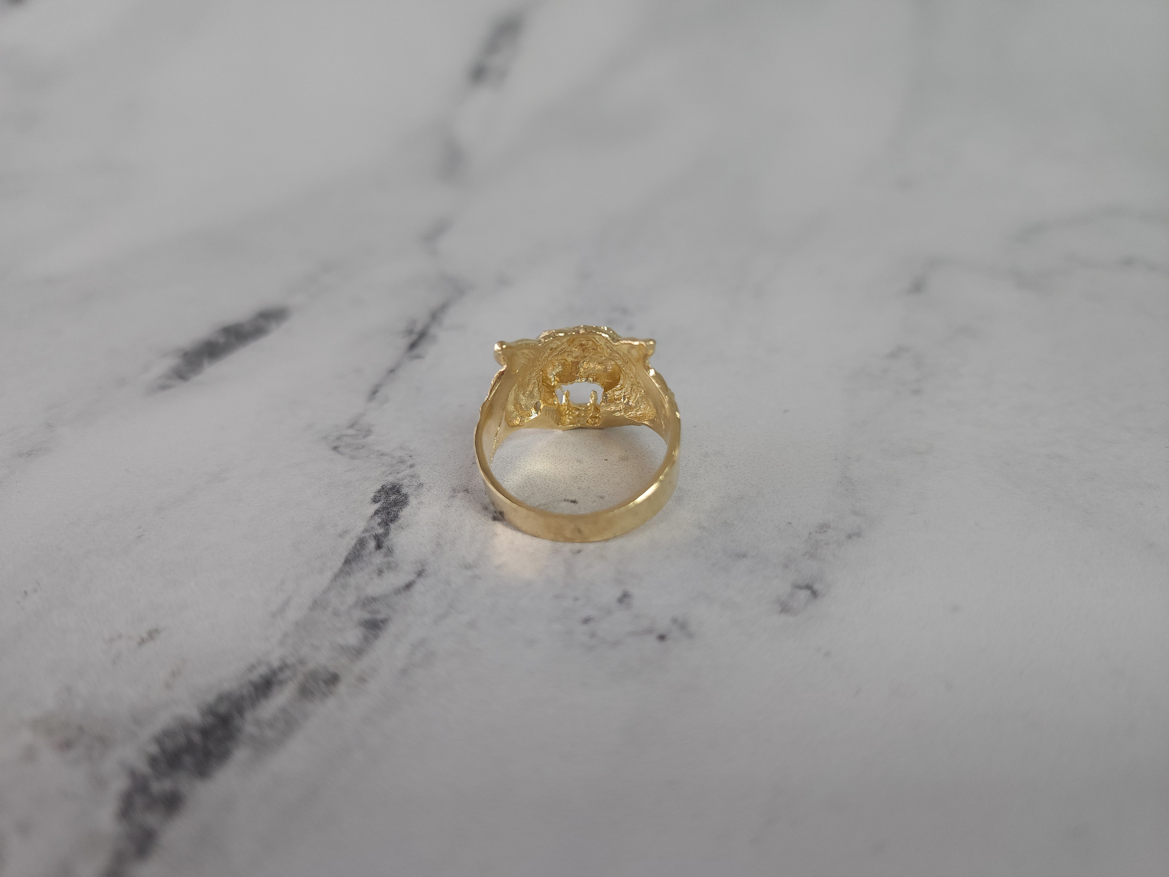 Anillo de león con cortes de diamantes en oro amarillo de 14 k