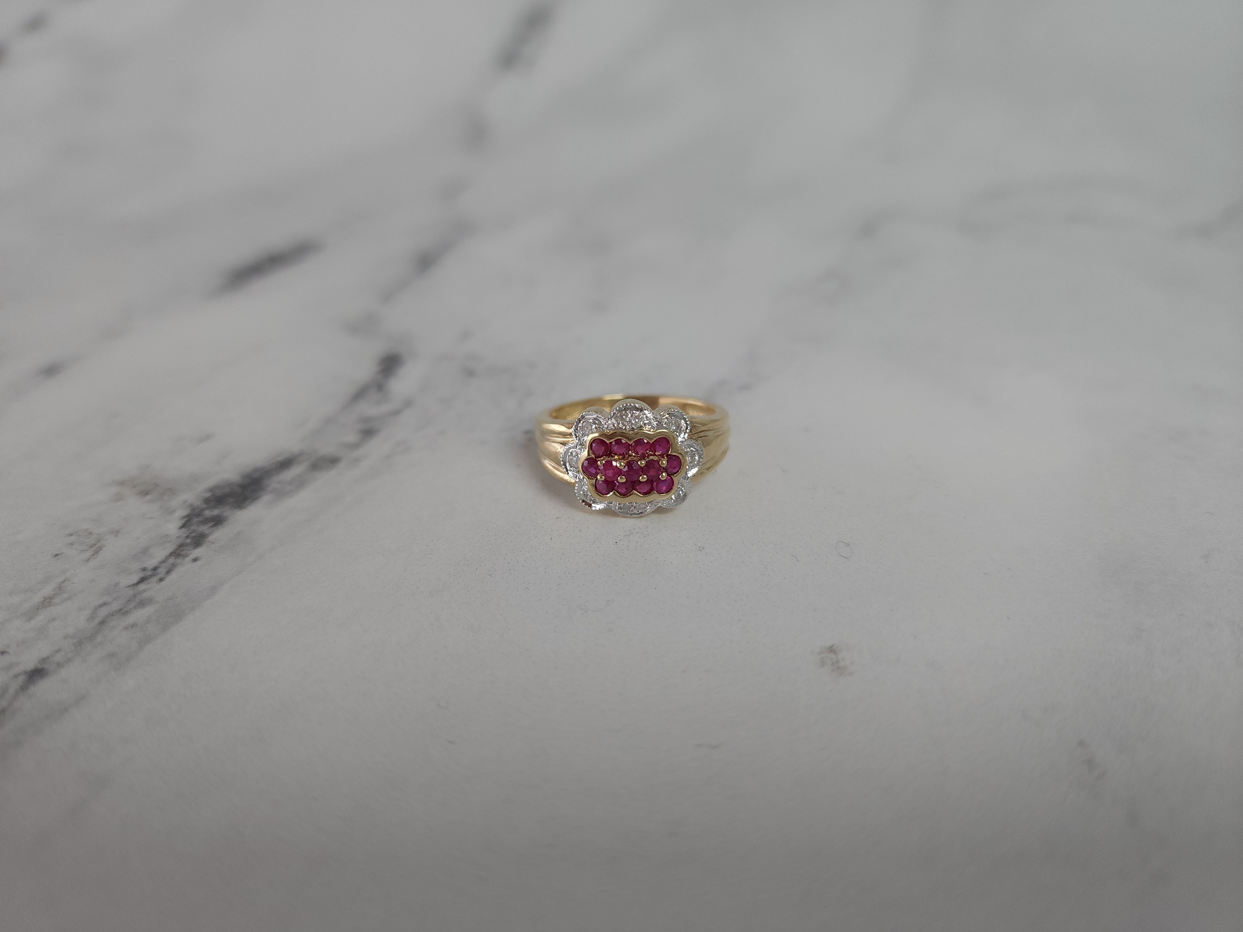 Anillo pavé de diamantes y rubíes de 0,70 ct en oro amarillo de 14 quilates