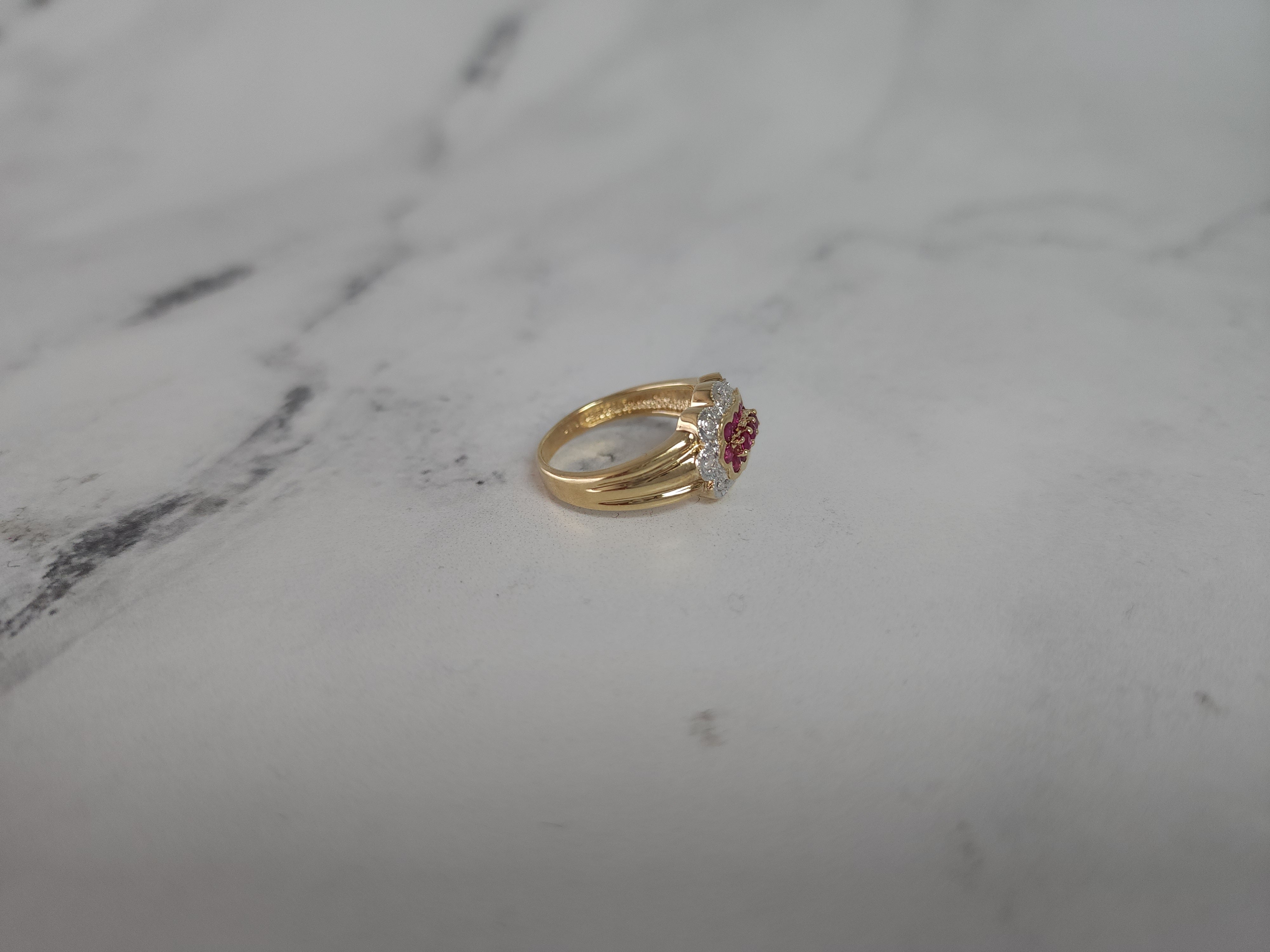 Anillo pavé de diamantes y rubíes de 0,70 ct en oro amarillo de 14 quilates