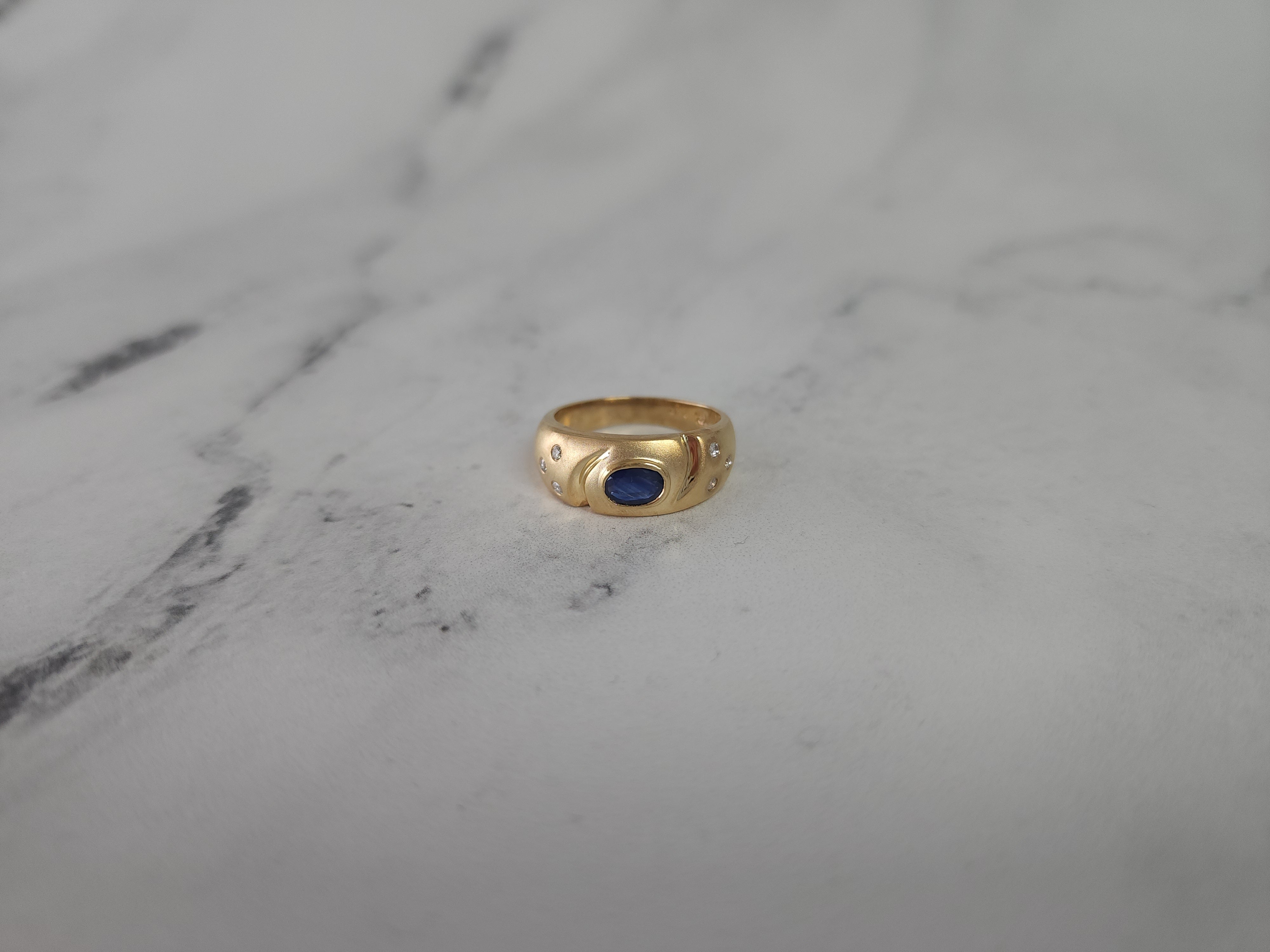 Banda de zafiro ovalado con detalles de diamantes en oro amarillo de 14 k