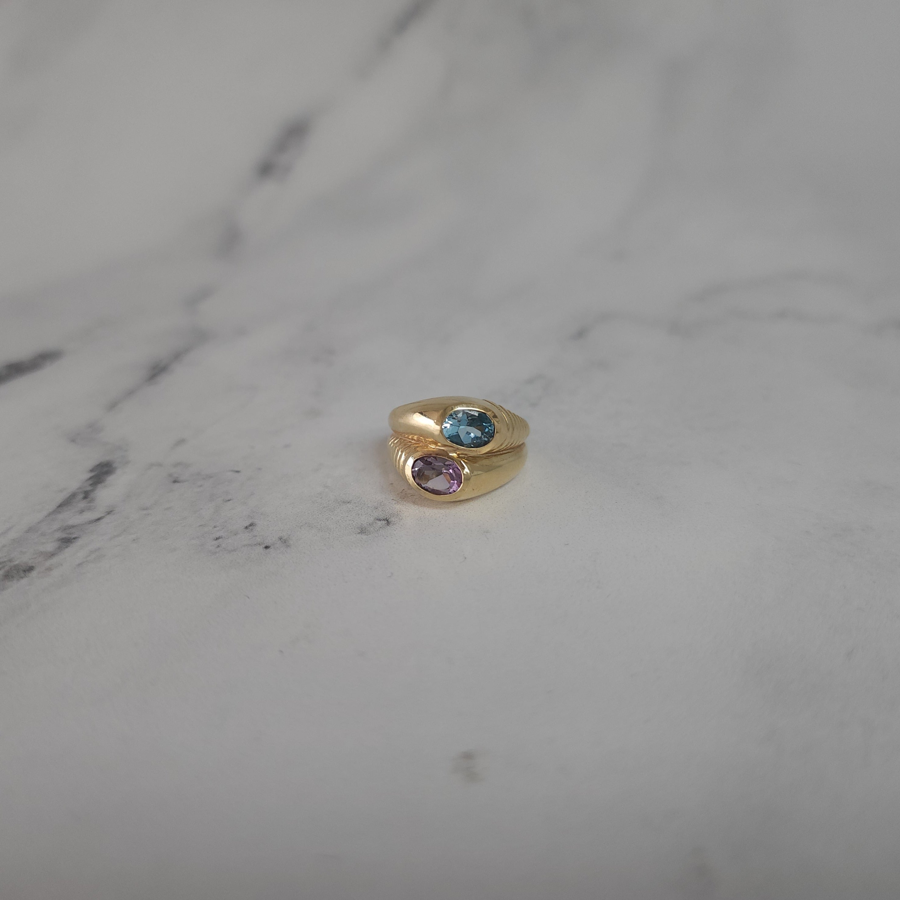 Anillo de oro amarillo de 14 k con amatista y topacio azul