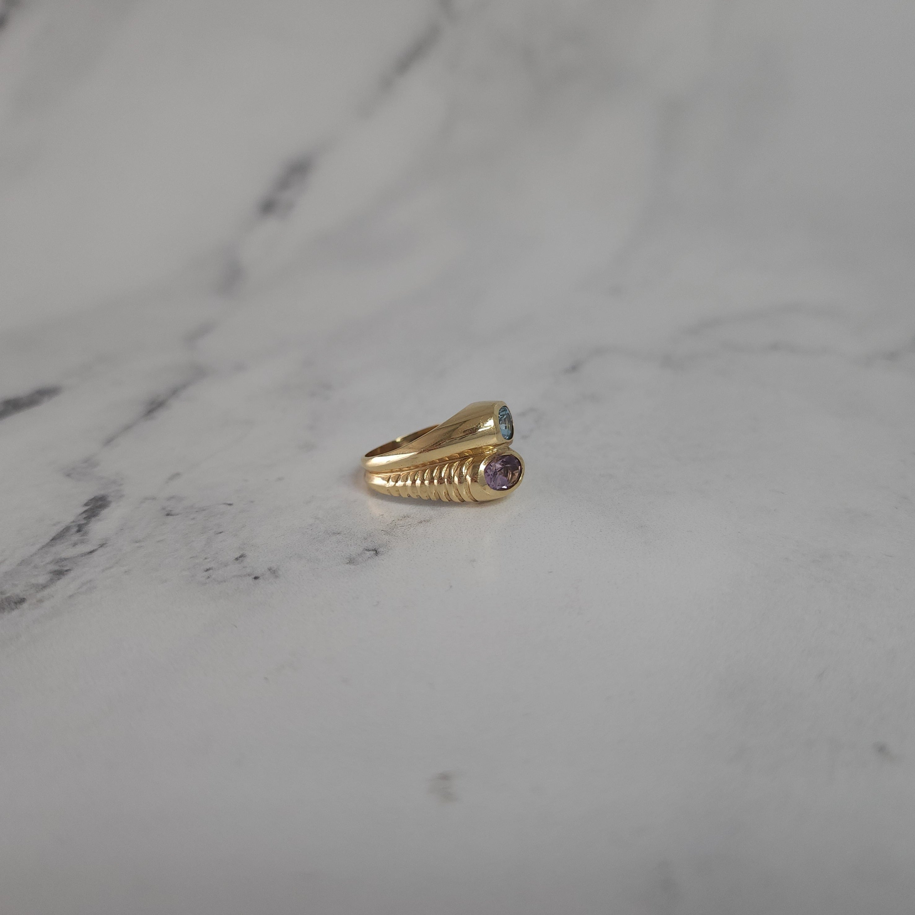 Anillo de oro amarillo de 14 k con amatista y topacio azul