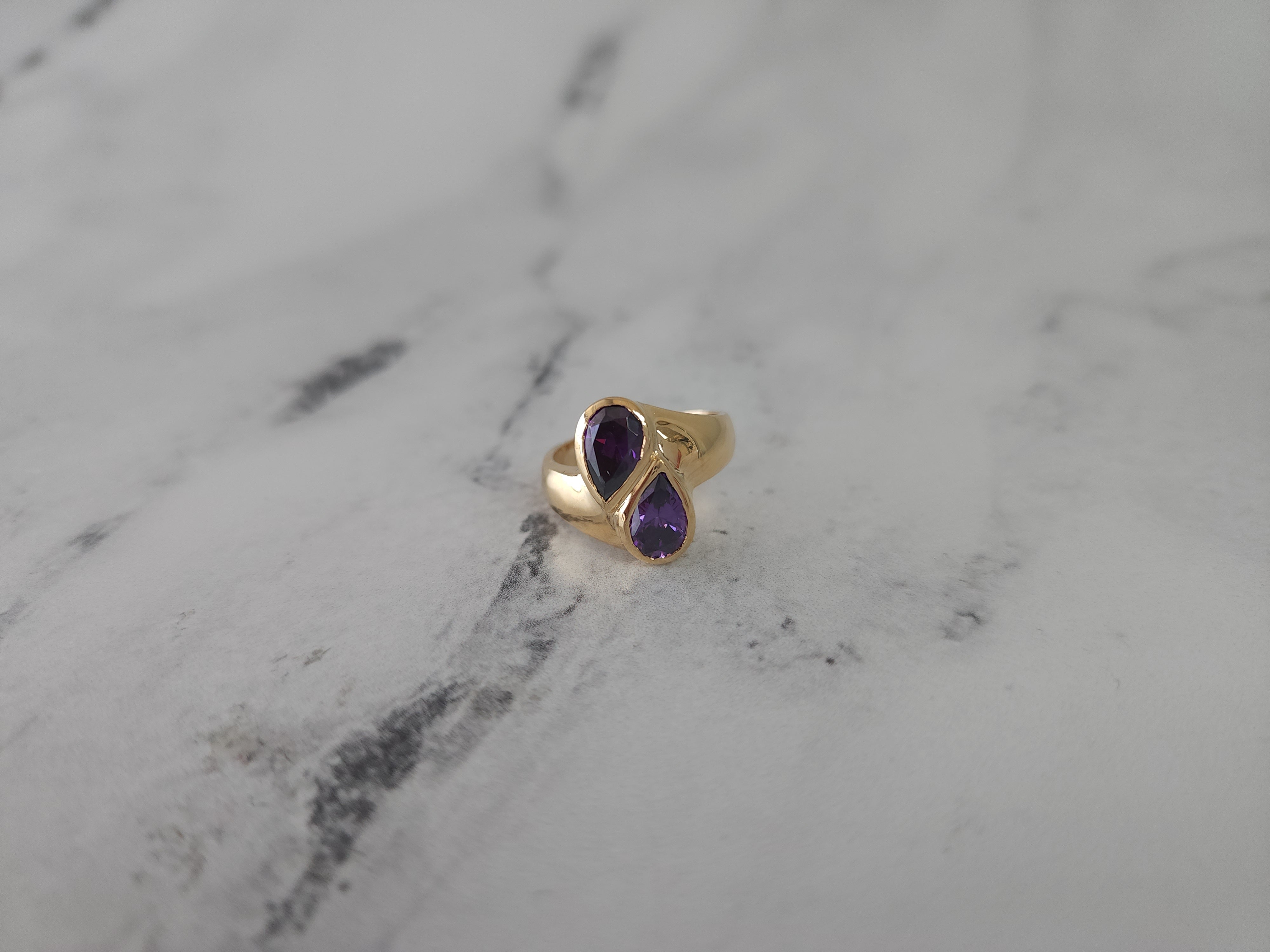 Anillo de oro amarillo de 14 k con amatista en forma de lágrima