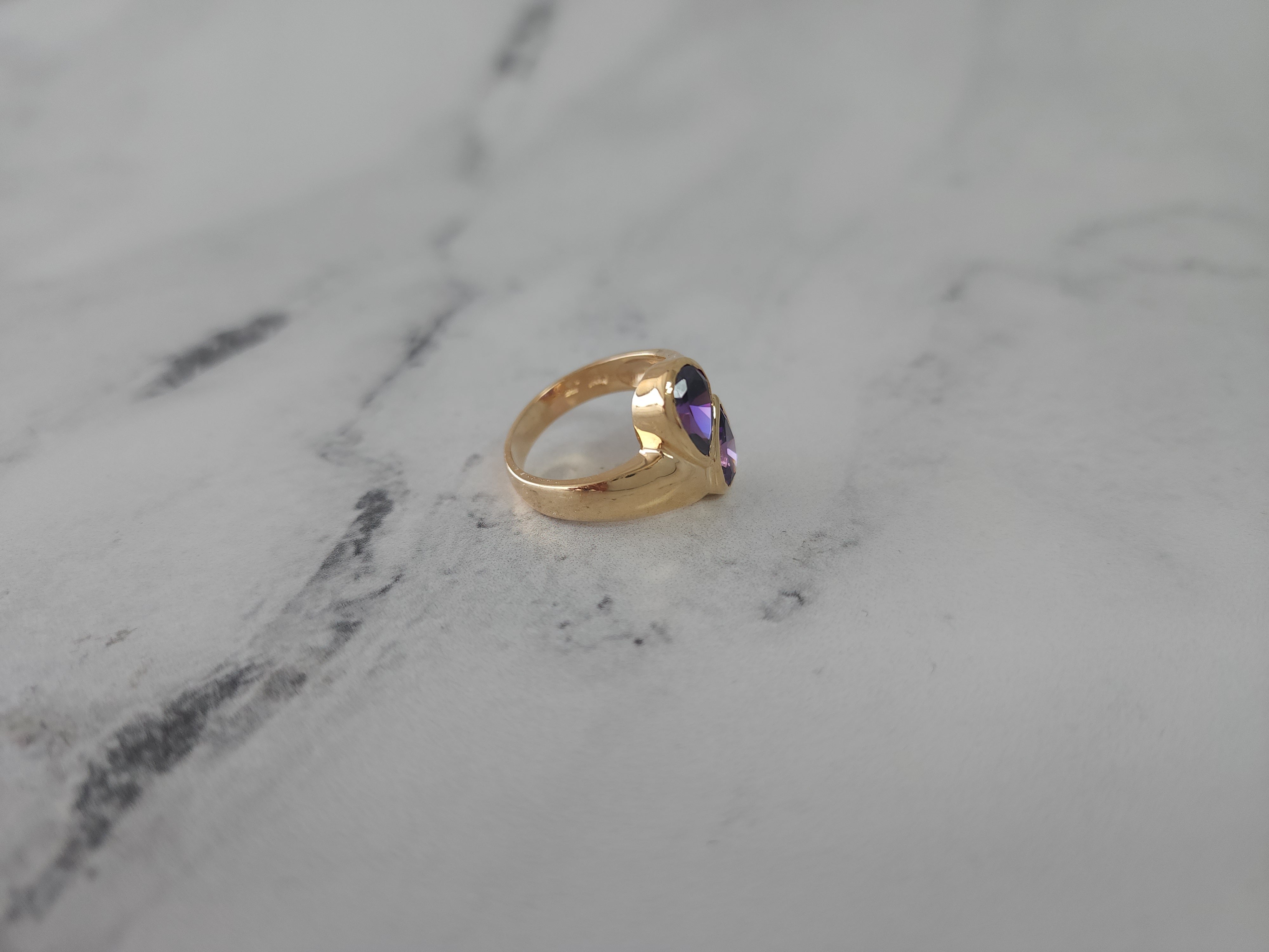 Anillo de oro amarillo de 14 k con amatista en forma de lágrima
