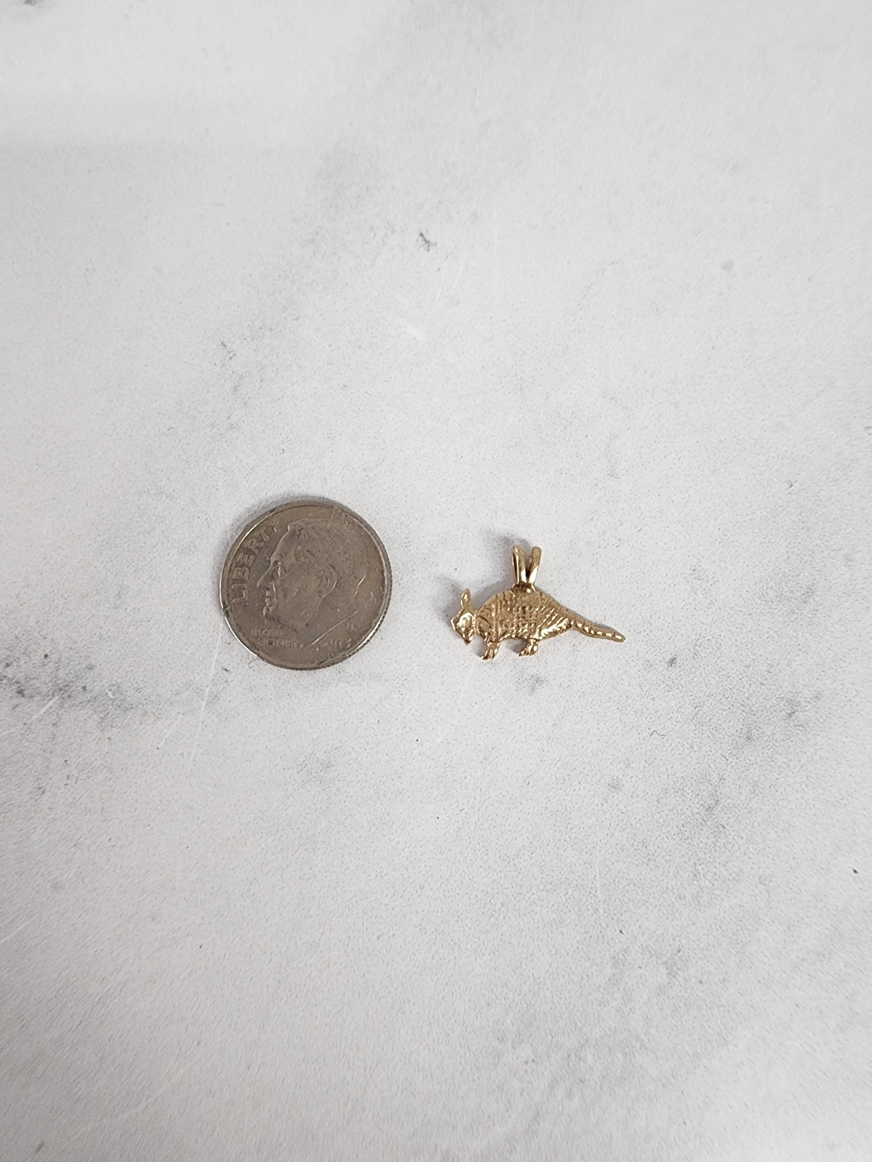Dije de oro amarillo de 14 k con forma de armadillo