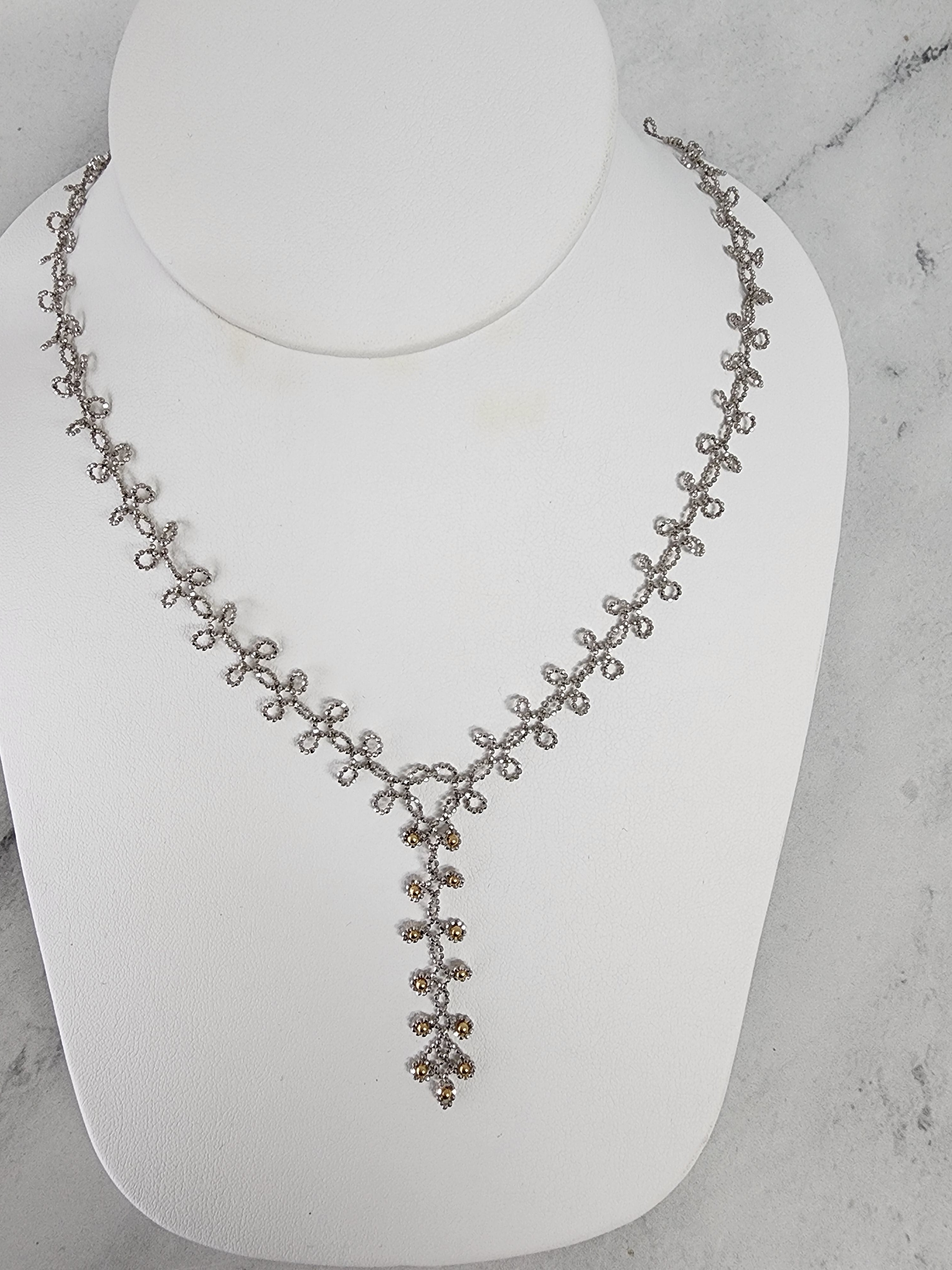 Collar con cuentas de oro y hojas colgantes en oro amarillo y blanco de 14 k