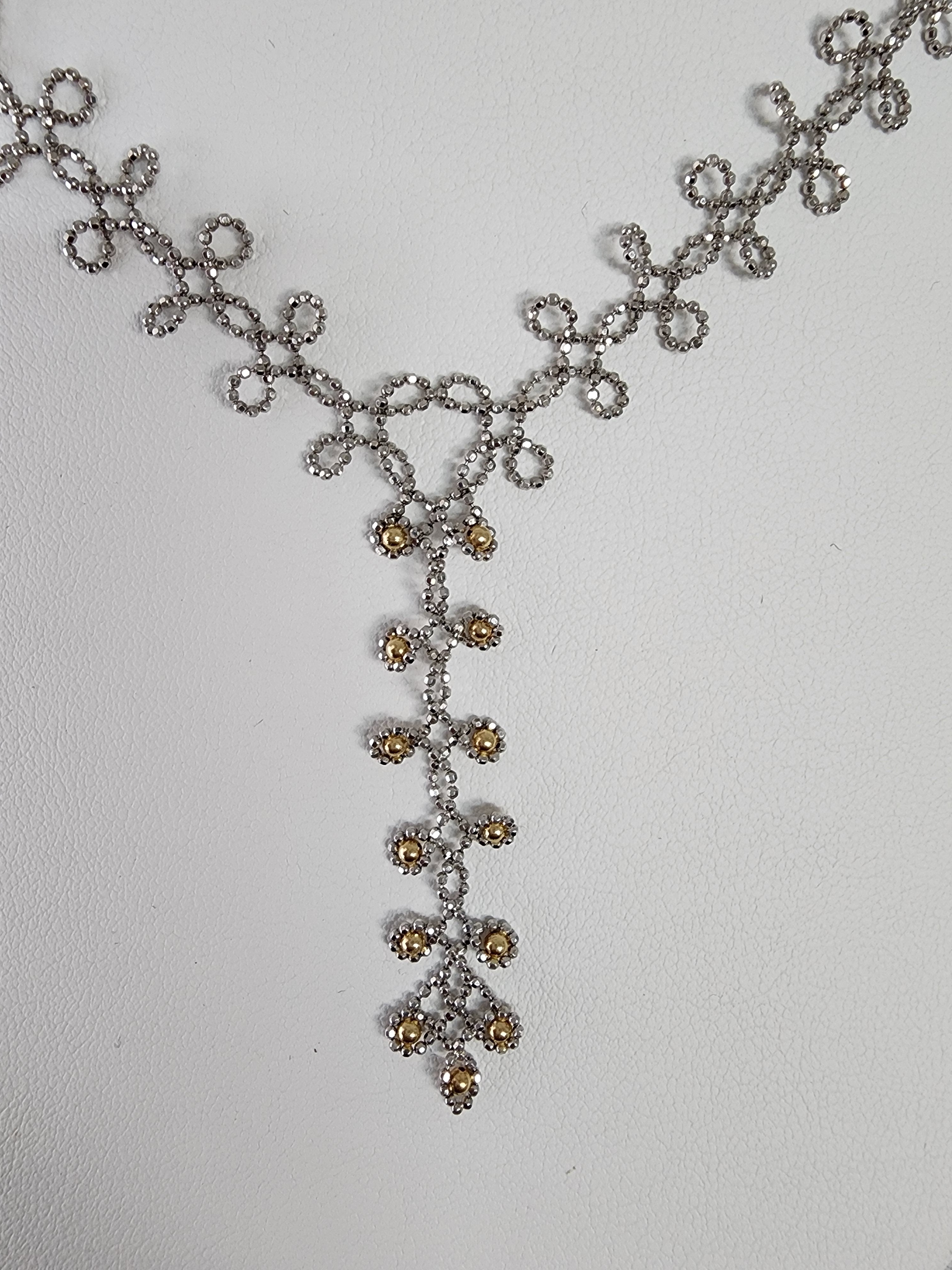 Collar con cuentas de oro y hojas colgantes en oro amarillo y blanco de 14 k