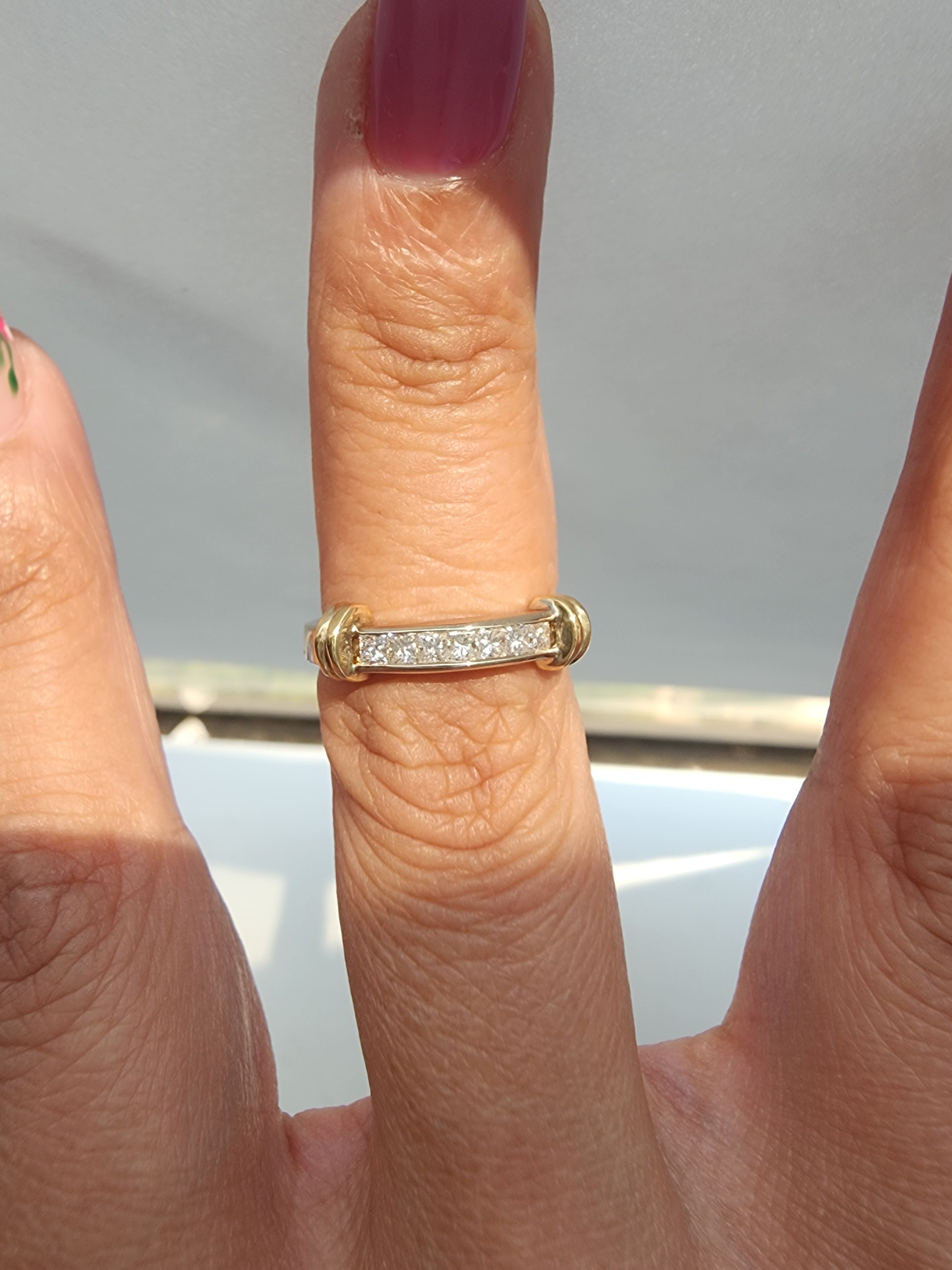 Alianza de boda con diamantes de talla princesa y diseño acentuado en oro de dos tonos de 14 k
