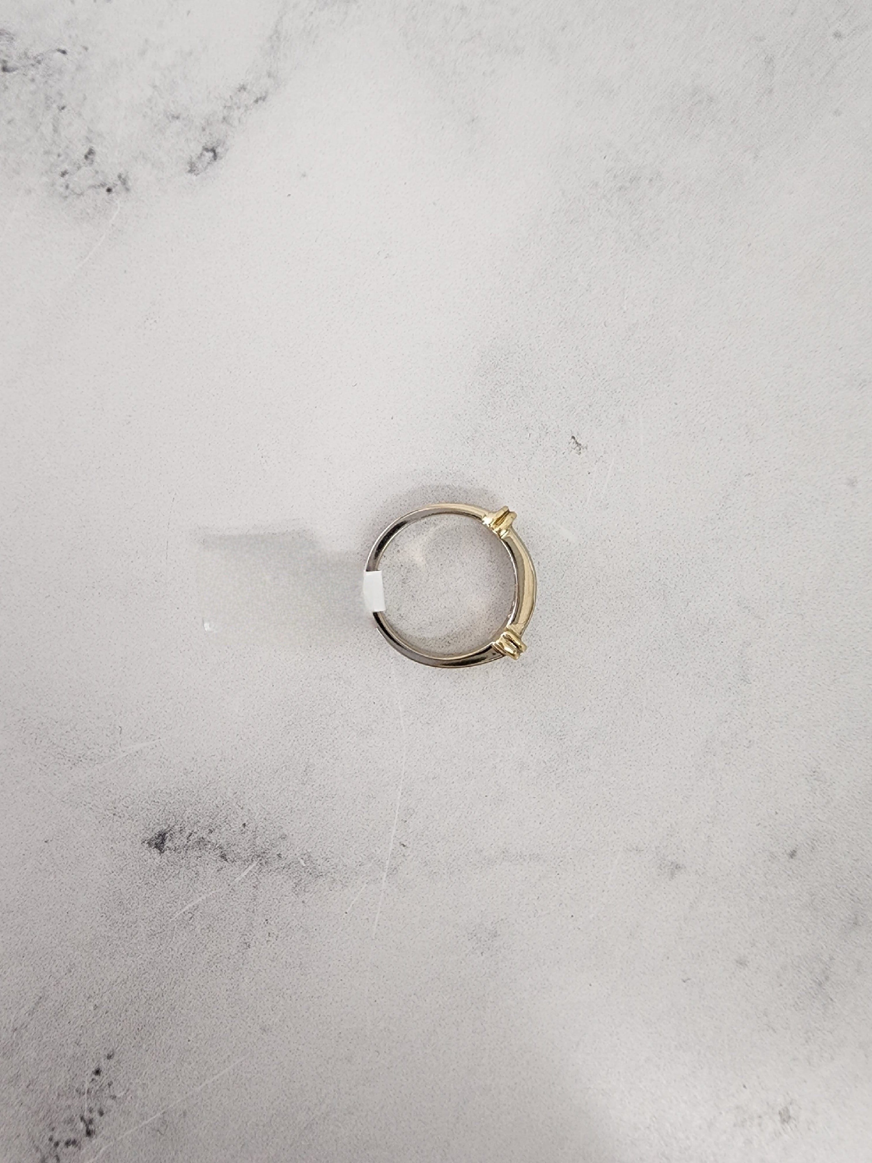 Alianza de boda con diamantes de talla princesa y diseño acentuado en oro de dos tonos de 14 k