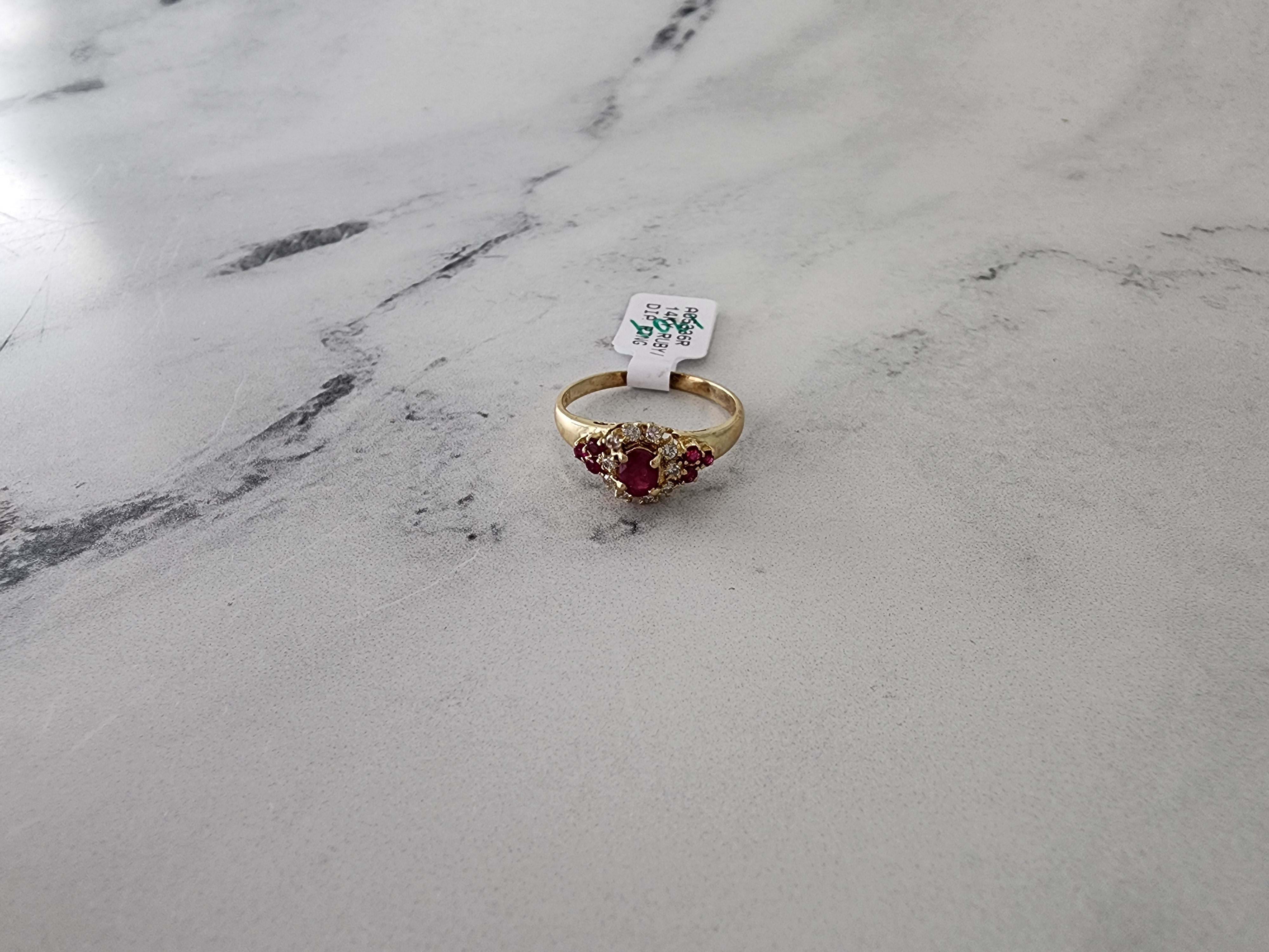 Anillo de compromiso vintage con racimo de diamantes y rubíes